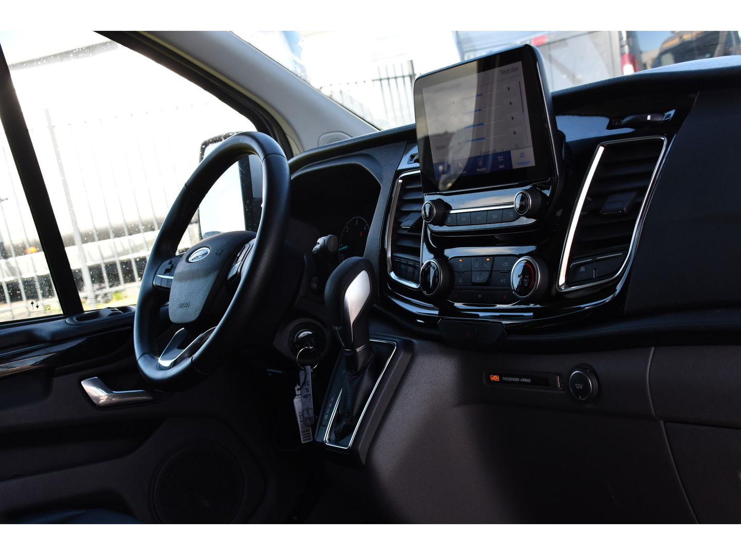 Ford Transit Custom 320 2.0 TDCI L2H1 Platinum Edition DC MARGE! Camera, Cruise, Carplay, 130pk, Automaat, Leder, LED, Multimedia, Stoelverwarming, Uniek!