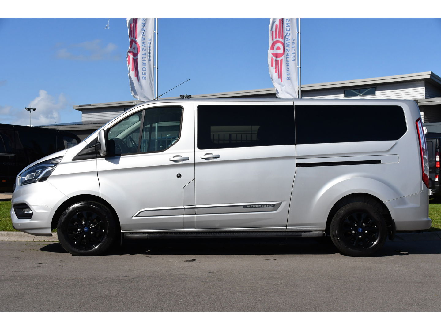 Ford Transit Custom 320 2.0 TDCI L2H1 Platinum Edition DC MARGE! Camera, Cruise, Carplay, 130pk, Automaat, Leder, LED, Multimedia, Stoelverwarming, Uniek!