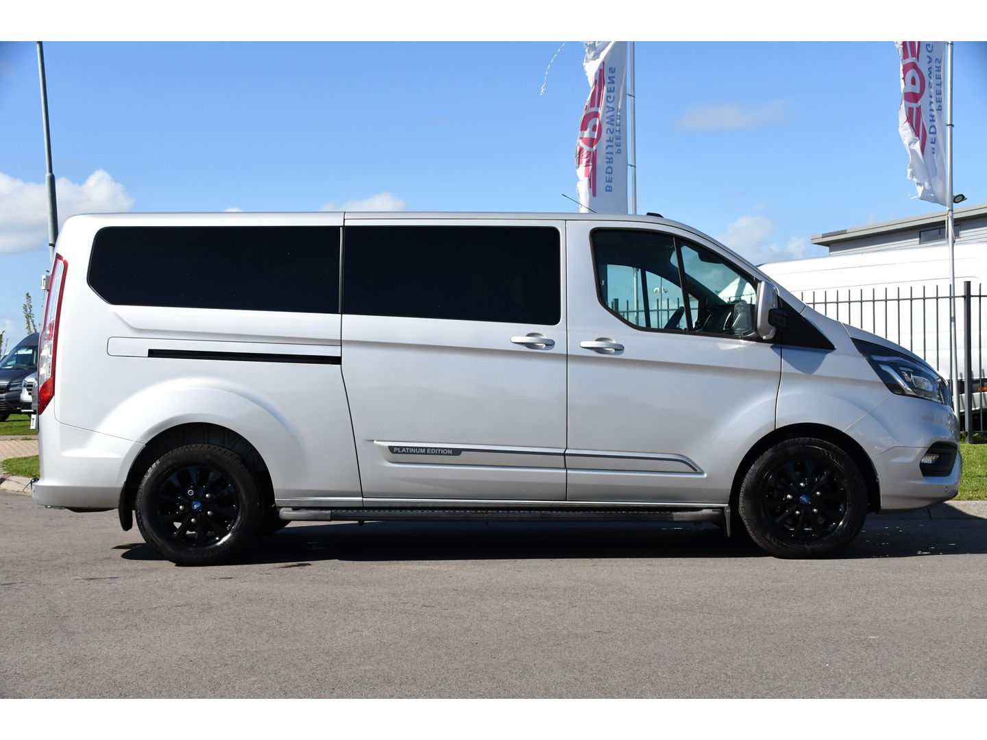 Ford Transit Custom 320 2.0 TDCI L2H1 Platinum Edition DC MARGE! Camera, Cruise, Carplay, 130pk, Automaat, Leder, LED, Multimedia, Stoelverwarming, Uniek!