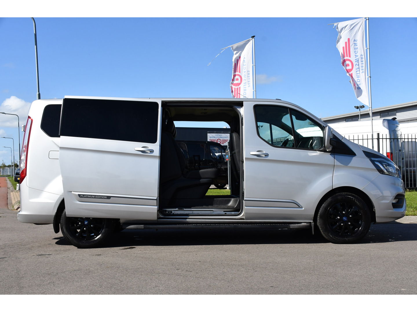 Ford Transit Custom 320 2.0 TDCI L2H1 Platinum Edition DC MARGE! Camera, Cruise, Carplay, 130pk, Automaat, Leder, LED, Multimedia, Stoelverwarming, Uniek!