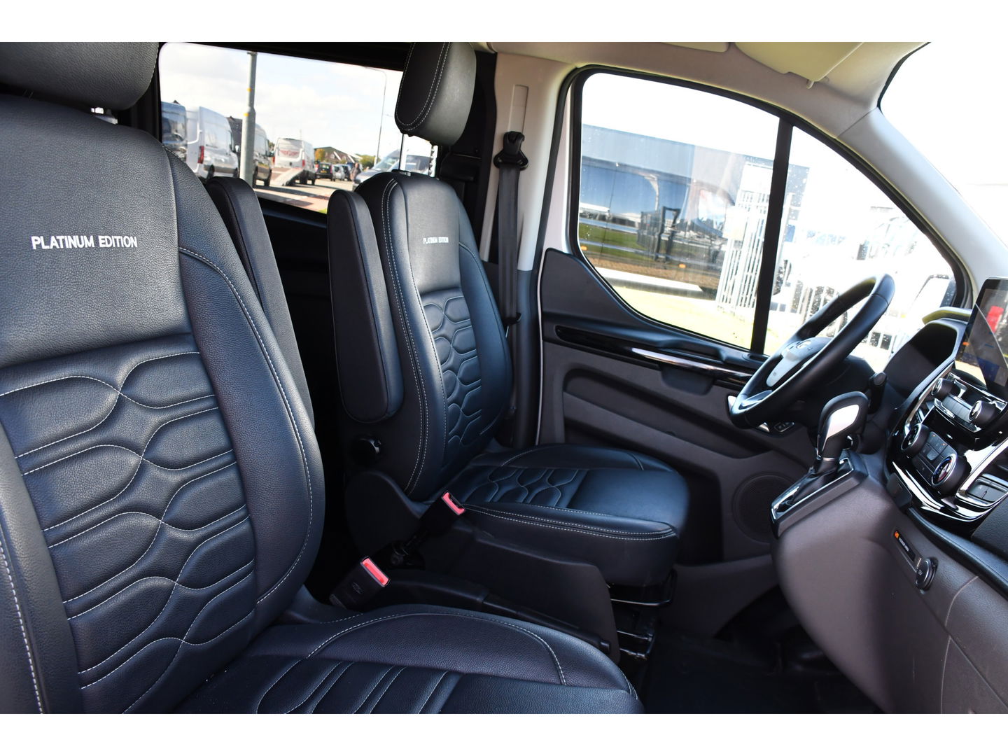Ford Transit Custom 320 2.0 TDCI L2H1 Platinum Edition DC MARGE! Camera, Cruise, Carplay, 130pk, Automaat, Leder, LED, Multimedia, Stoelverwarming, Uniek!