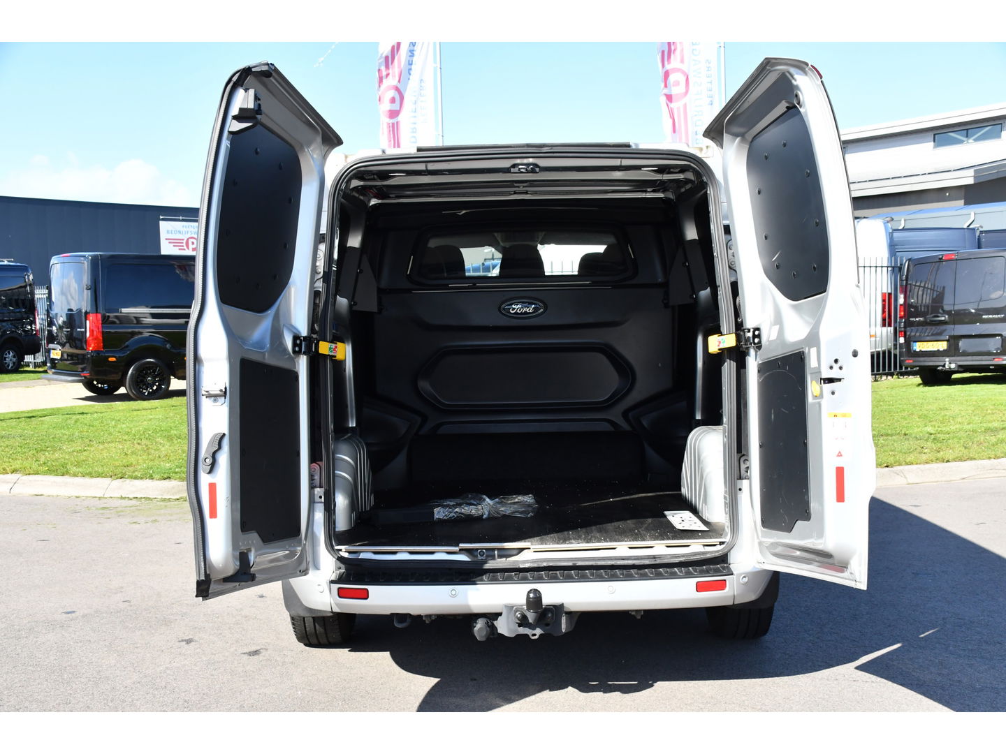 Ford Transit Custom 320 2.0 TDCI L2H1 Platinum Edition DC MARGE! Camera, Cruise, Carplay, 130pk, Automaat, Leder, LED, Multimedia, Stoelverwarming, Uniek!