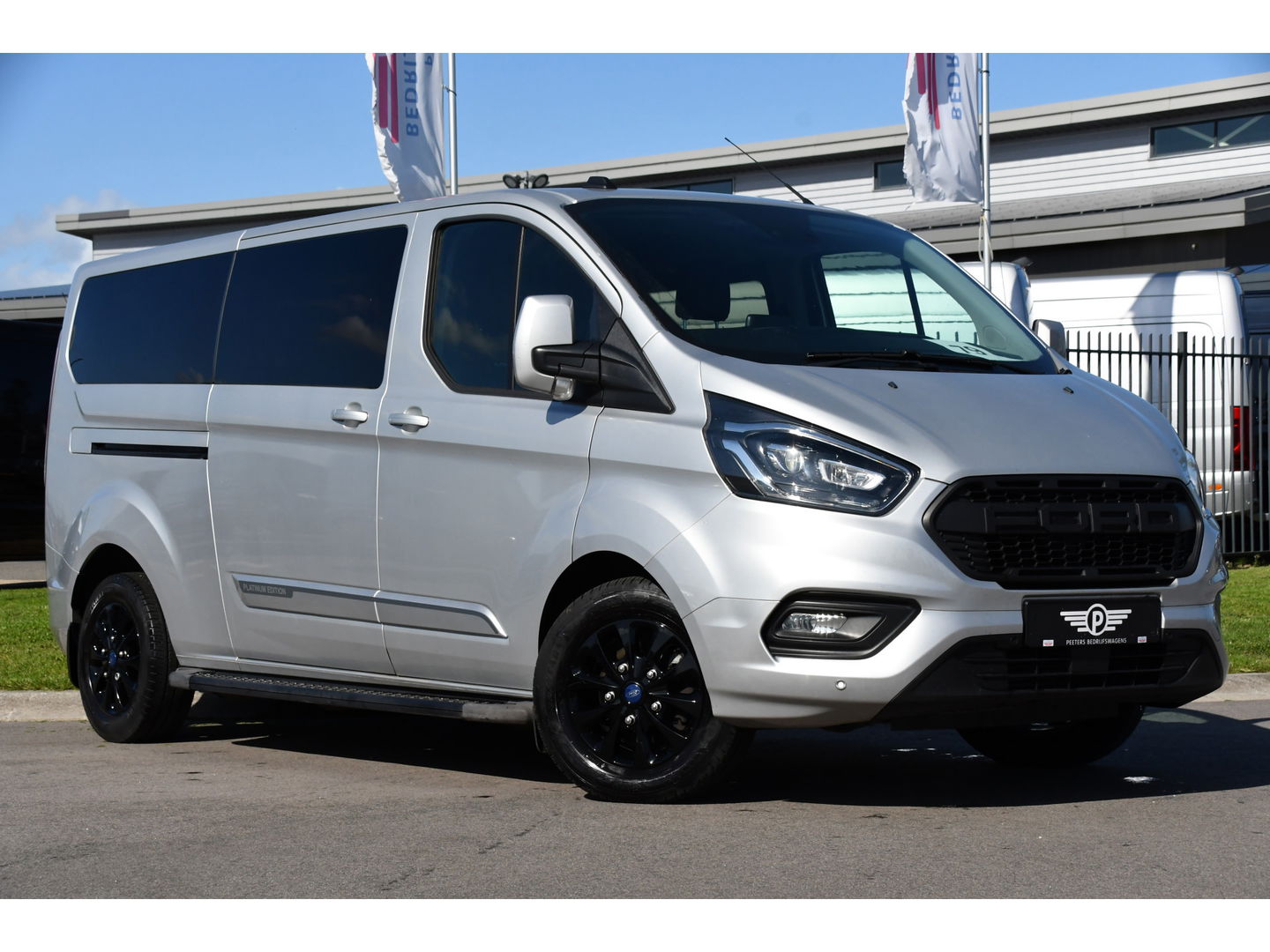 Ford Transit Custom 320 2.0 TDCI L2H1 Platinum Edition DC MARGE! Camera, Cruise, Carplay, 130pk, Automaat, Leder, LED, Multimedia, Stoelverwarming, Uniek!