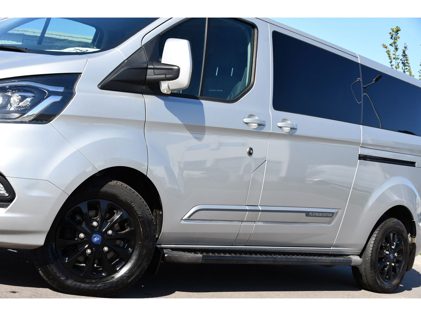 Ford Transit Custom 320 2.0 TDCI L2H1 Platinum Edition DC MARGE! Camera, Cruise, Carplay, 130pk, Automaat, Leder, LED, Multimedia, Stoelverwarming, Uniek!