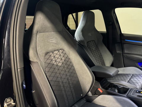Volkswagen Golf 1.5 eTSI R-Line PANO KEYLESS