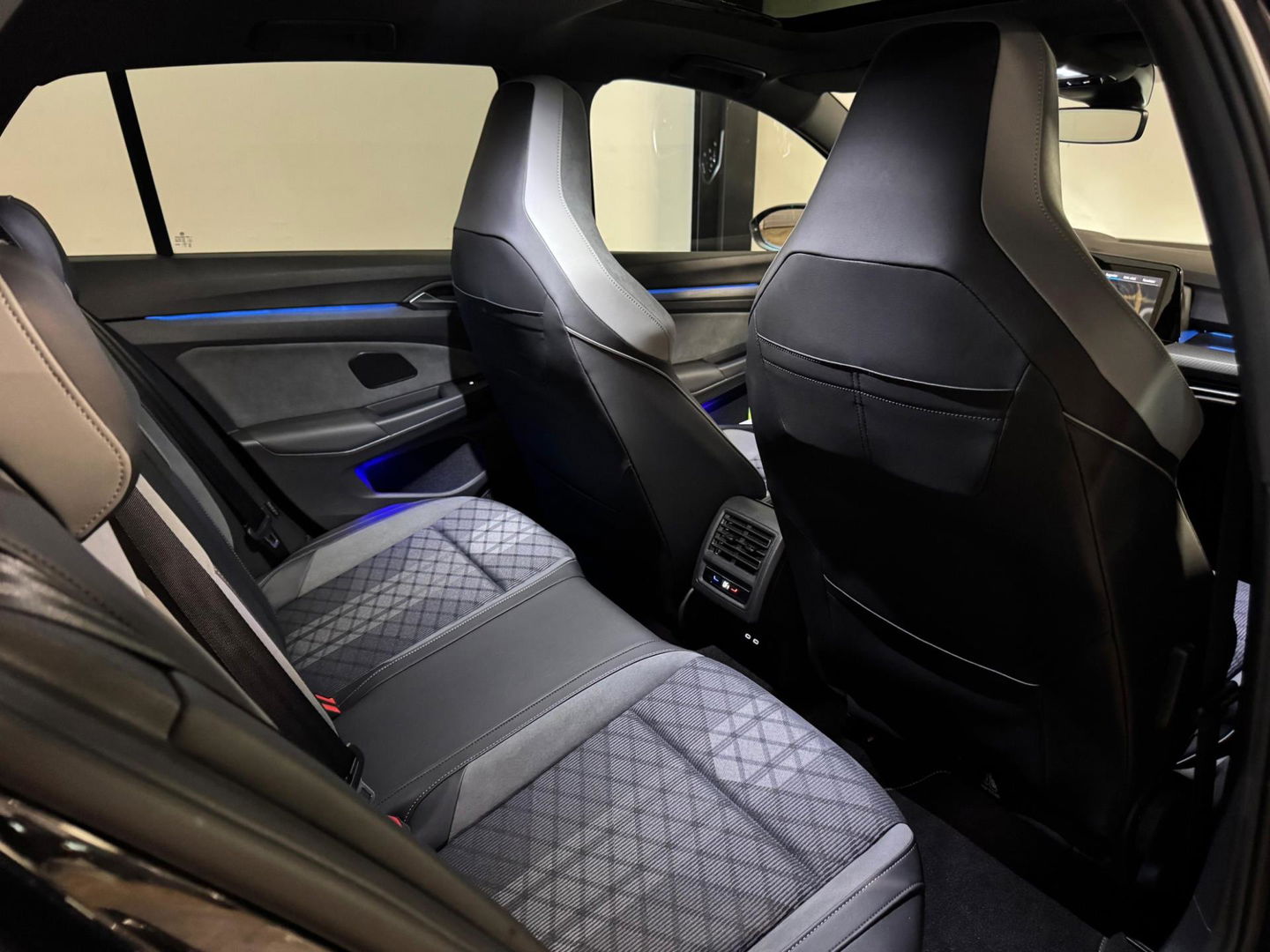 Volkswagen Golf 1.5 eTSI R-Line PANO KEYLESS