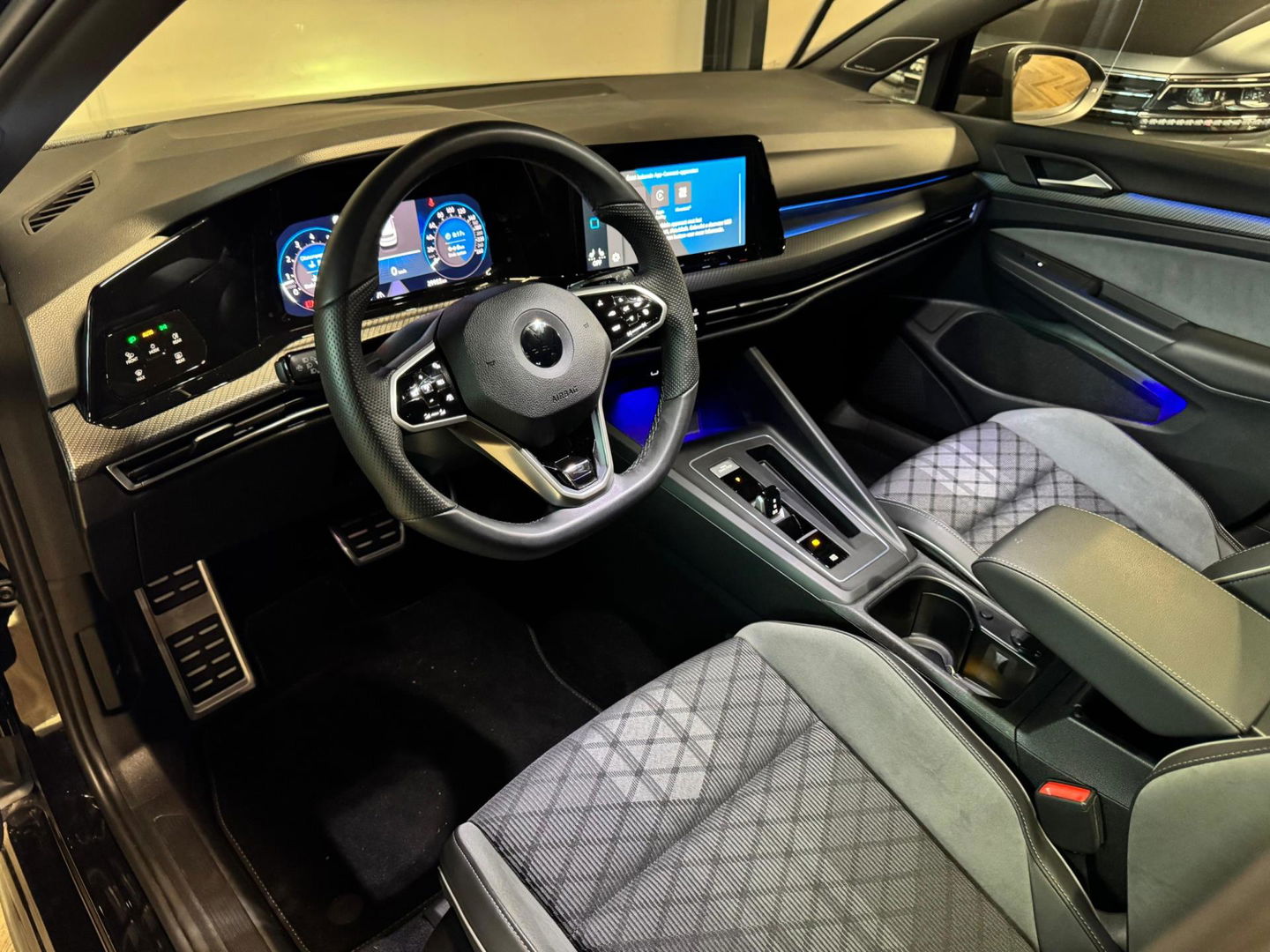 Volkswagen Golf 1.5 eTSI R-Line PANO KEYLESS