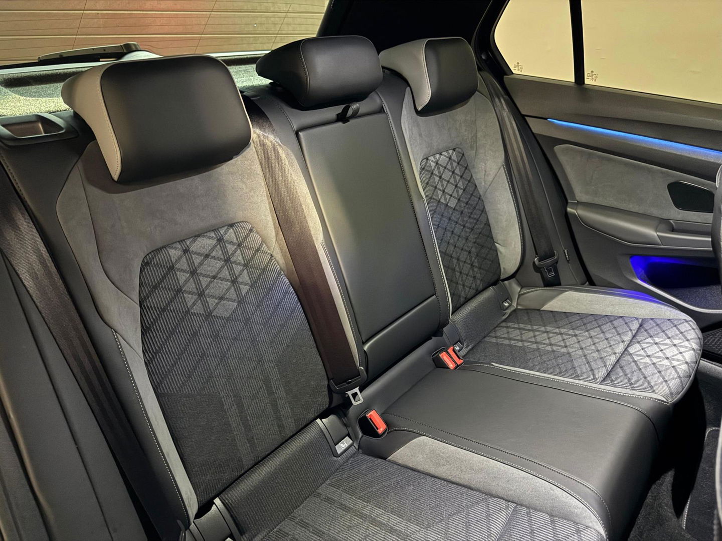 Volkswagen Golf 1.5 eTSI R-Line PANO KEYLESS