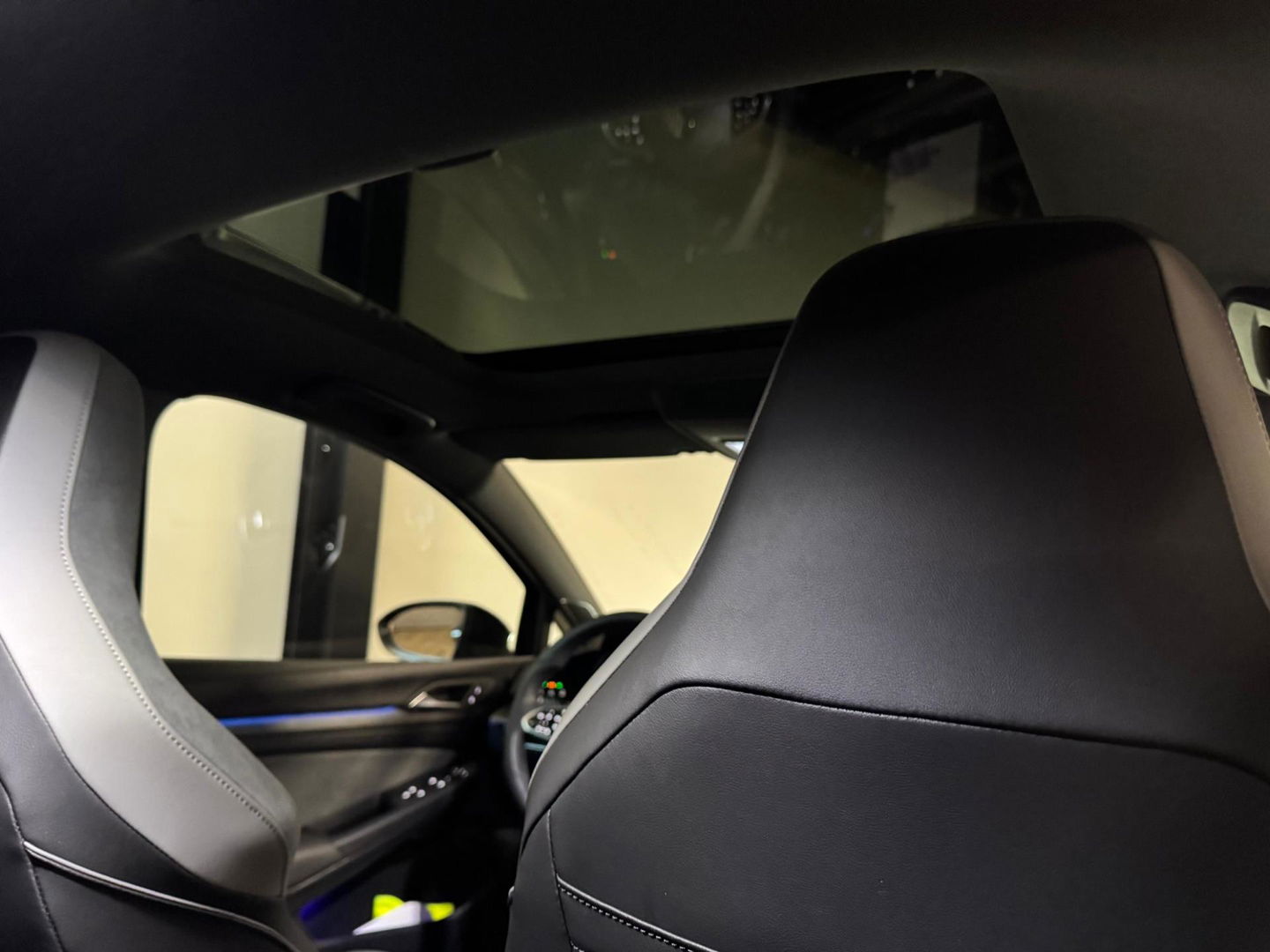 Volkswagen Golf 1.5 eTSI R-Line PANO KEYLESS