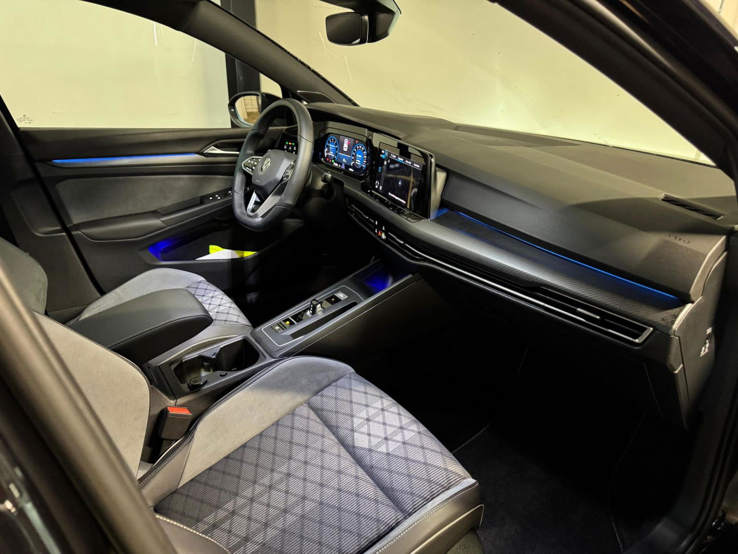 Volkswagen Golf 1.5 eTSI R-Line PANO KEYLESS