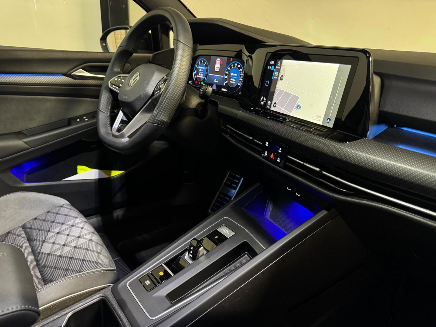Volkswagen Golf 1.5 eTSI R-Line PANO KEYLESS