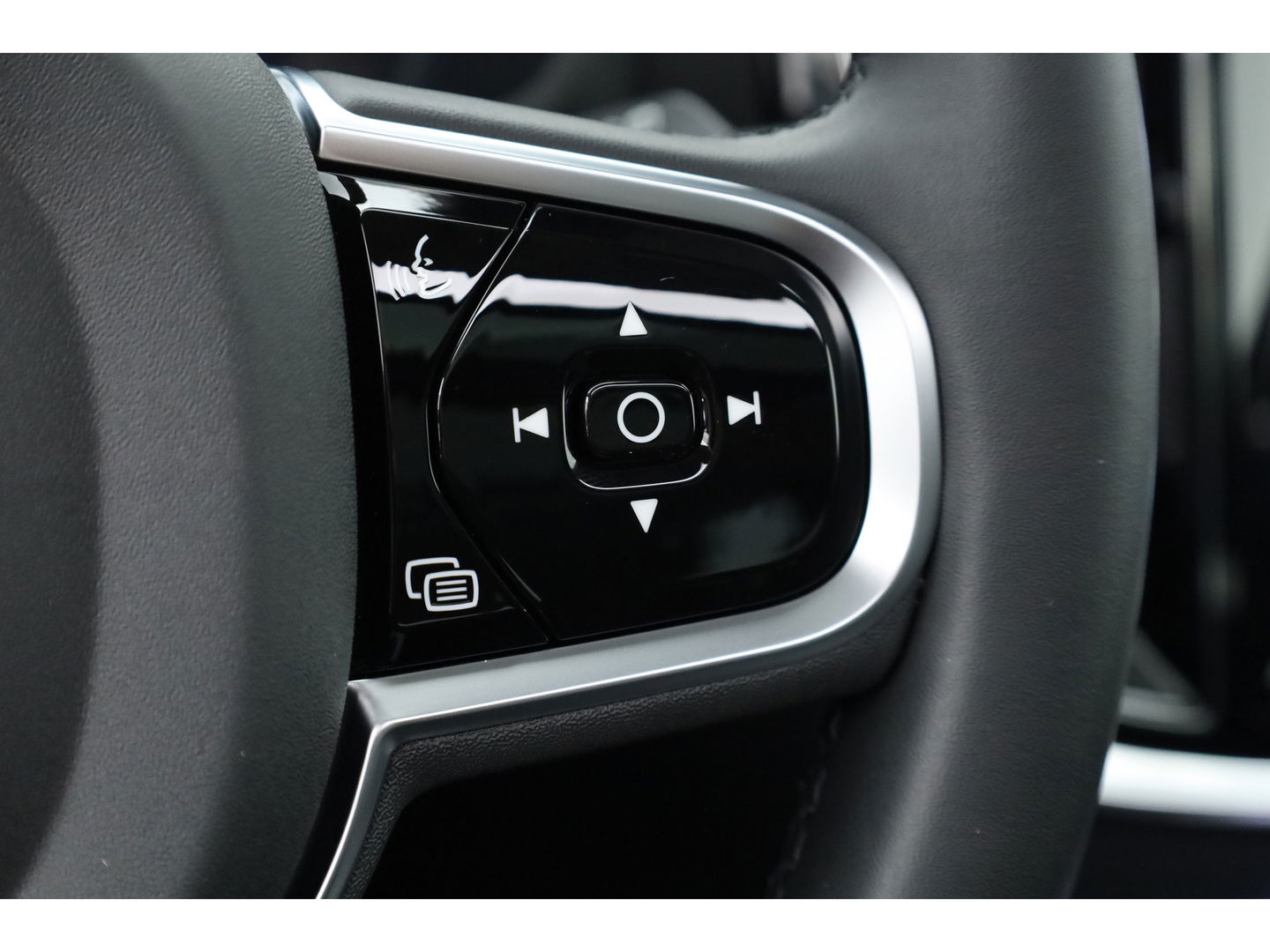 Volvo V60 T6 Recharge Ultra Dark | Pano | HUD | B&W | Stoelventi. | Massage | Memory seats | Elek. Trekhaak | 360cam