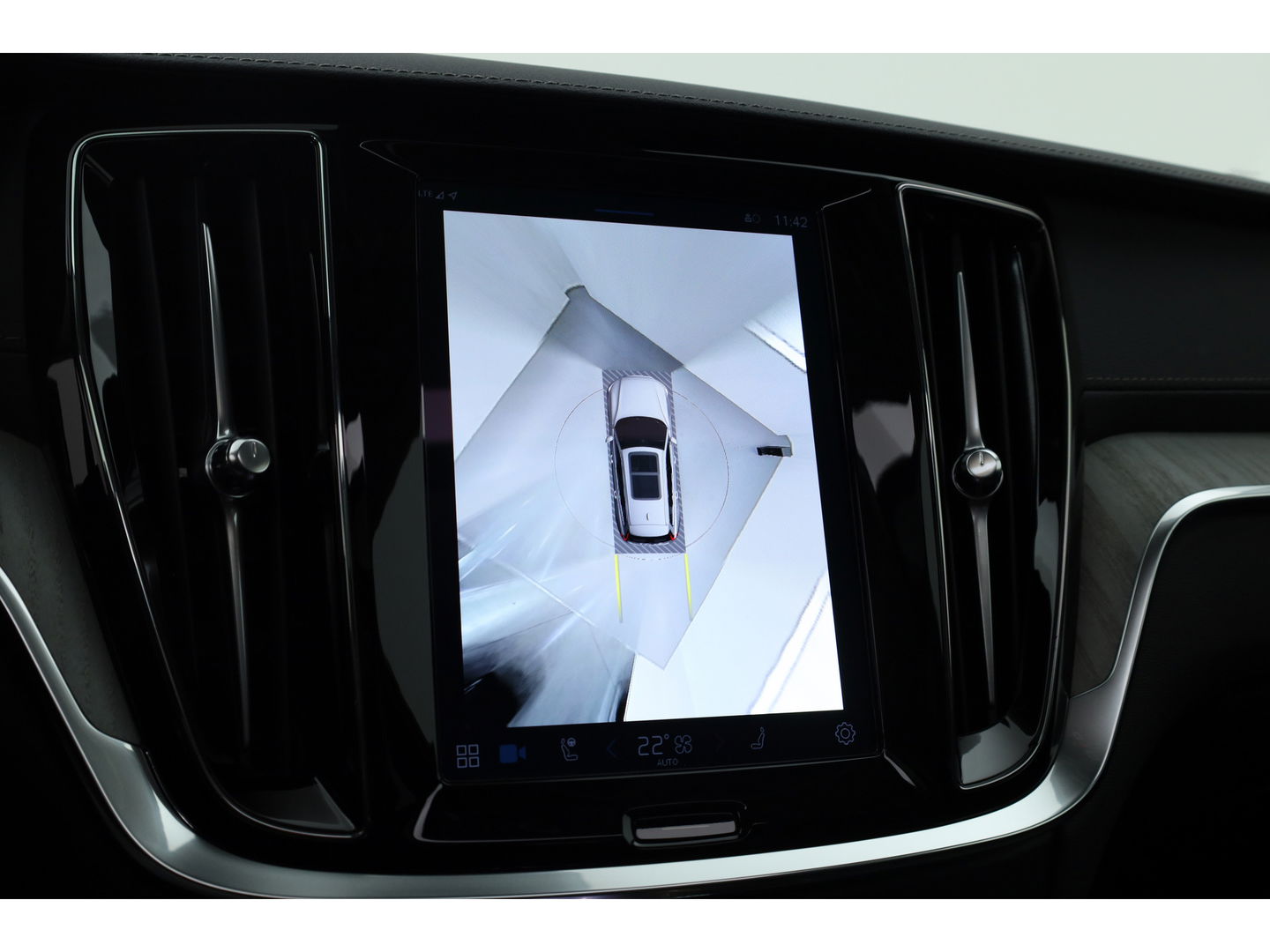 Volvo V60 T6 Recharge Ultra Dark | Pano | HUD | B&W | Stoelventi. | Massage | Memory seats | Elek. Trekhaak | 360cam