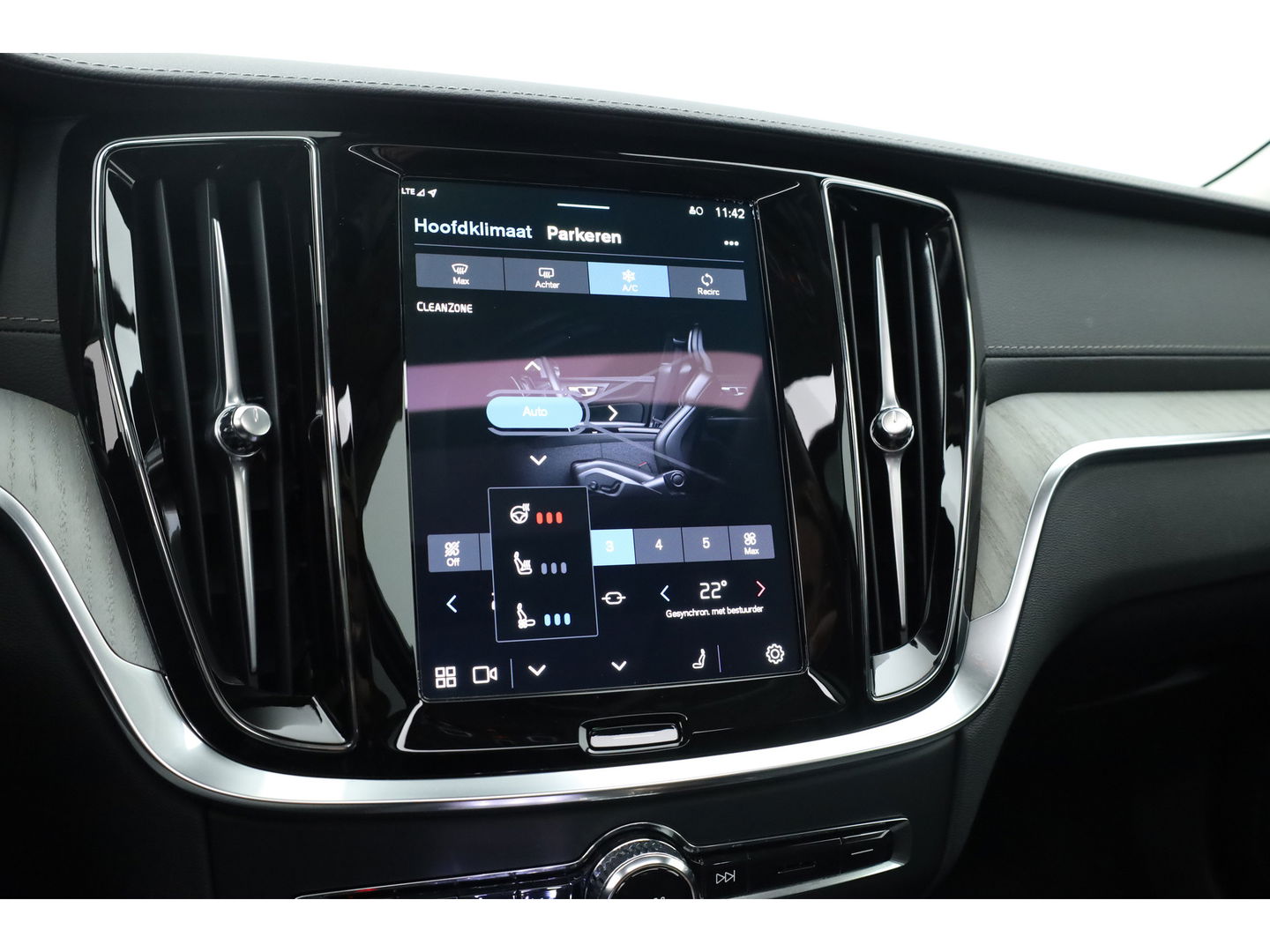 Volvo V60 T6 Recharge Ultra Dark | Pano | HUD | B&W | Stoelventi. | Massage | Memory seats | Elek. Trekhaak | 360cam