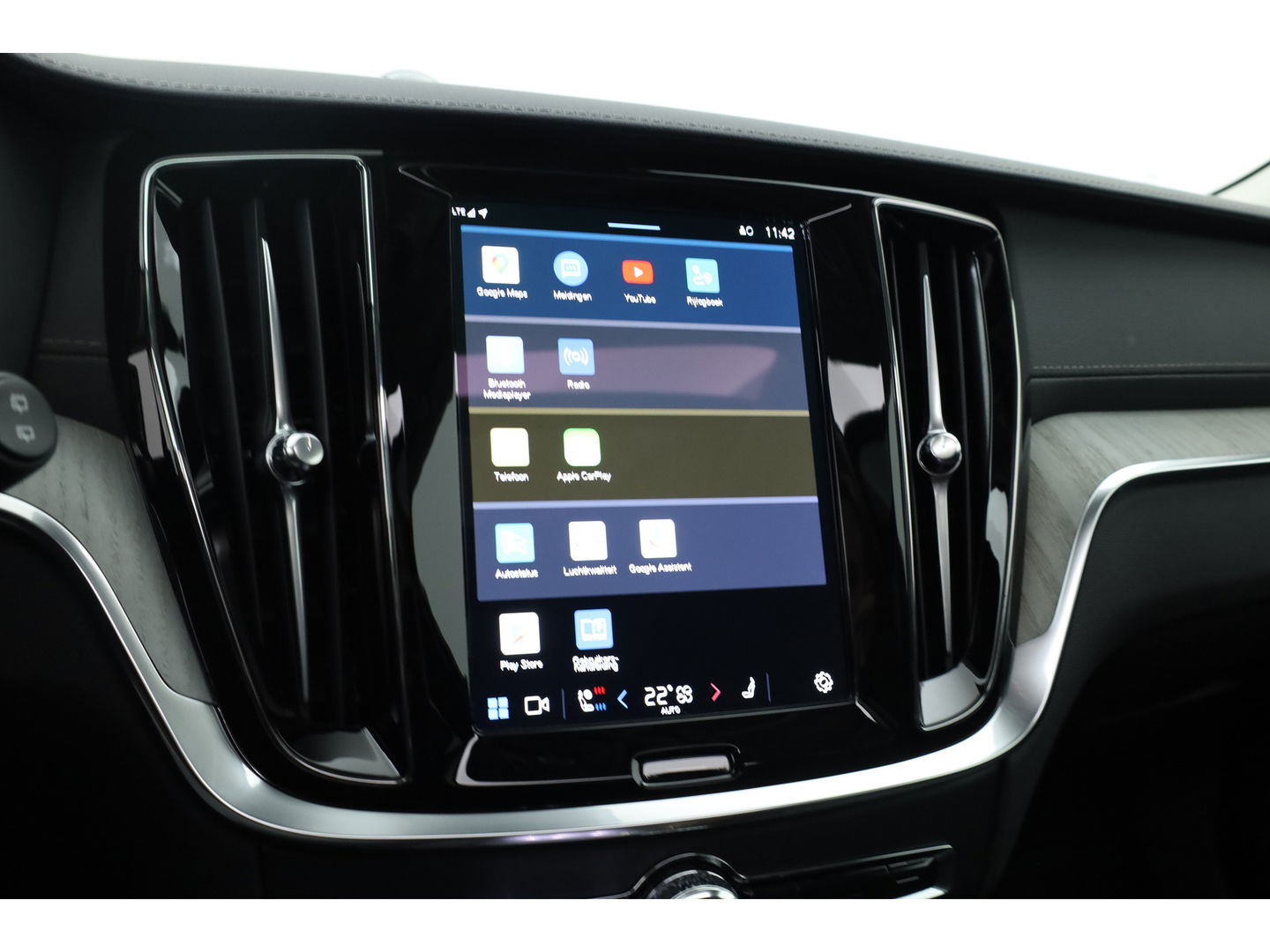 Volvo V60 T6 Recharge Ultra Dark | Pano | HUD | B&W | Stoelventi. | Massage | Memory seats | Elek. Trekhaak | 360cam