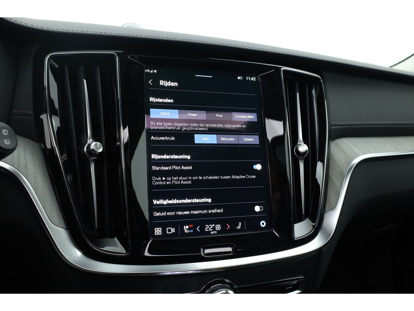 Volvo V60 T6 Recharge Ultra Dark | Pano | HUD | B&W | Stoelventi. | Massage | Memory seats | Elek. Trekhaak | 360cam