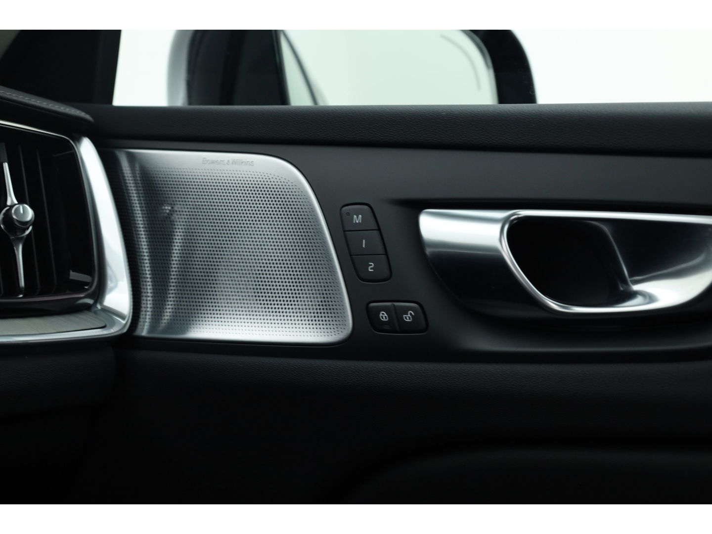 Volvo V60 T6 Recharge Ultra Dark | Pano | HUD | B&W | Stoelventi. | Massage | Memory seats | Elek. Trekhaak | 360cam