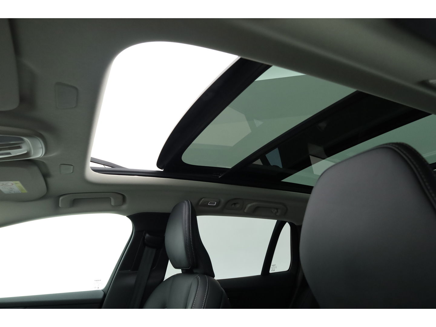 Volvo V60 T6 Recharge Ultra Dark | Pano | HUD | B&W | Stoelventi. | Massage | Memory seats | Elek. Trekhaak | 360cam