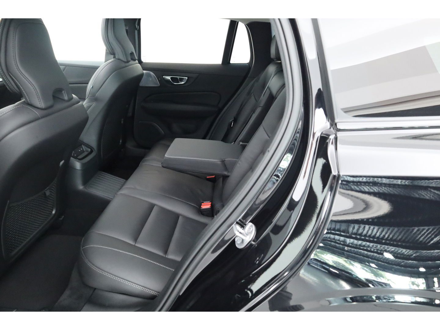 Volvo V60 T6 Recharge Ultra Dark | Pano | HUD | B&W | Stoelventi. | Massage | Memory seats | Elek. Trekhaak | 360cam