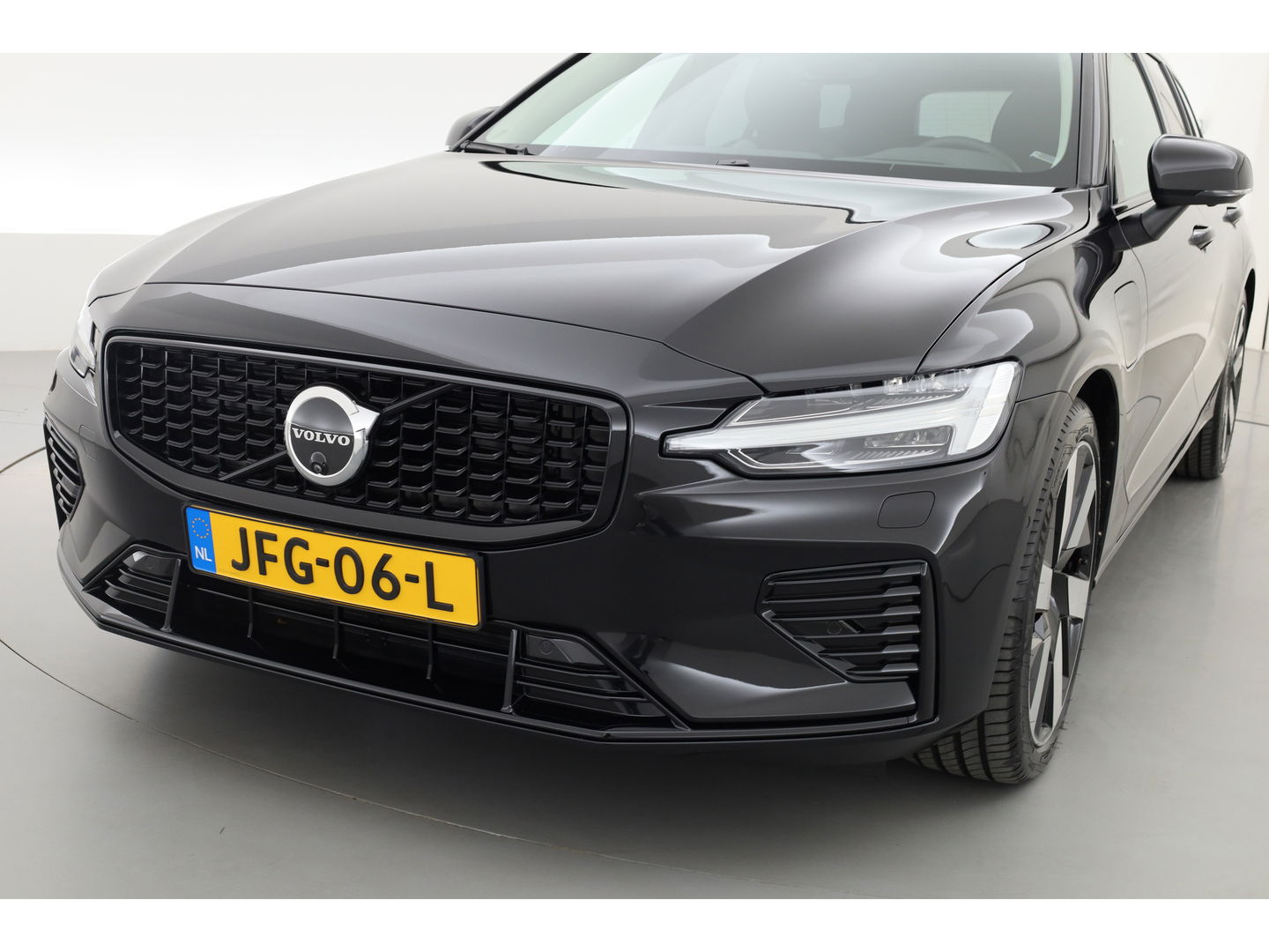 Volvo V60 T6 Recharge Ultra Dark | Pano | HUD | B&W | Stoelventi. | Massage | Memory seats | Elek. Trekhaak | 360cam
