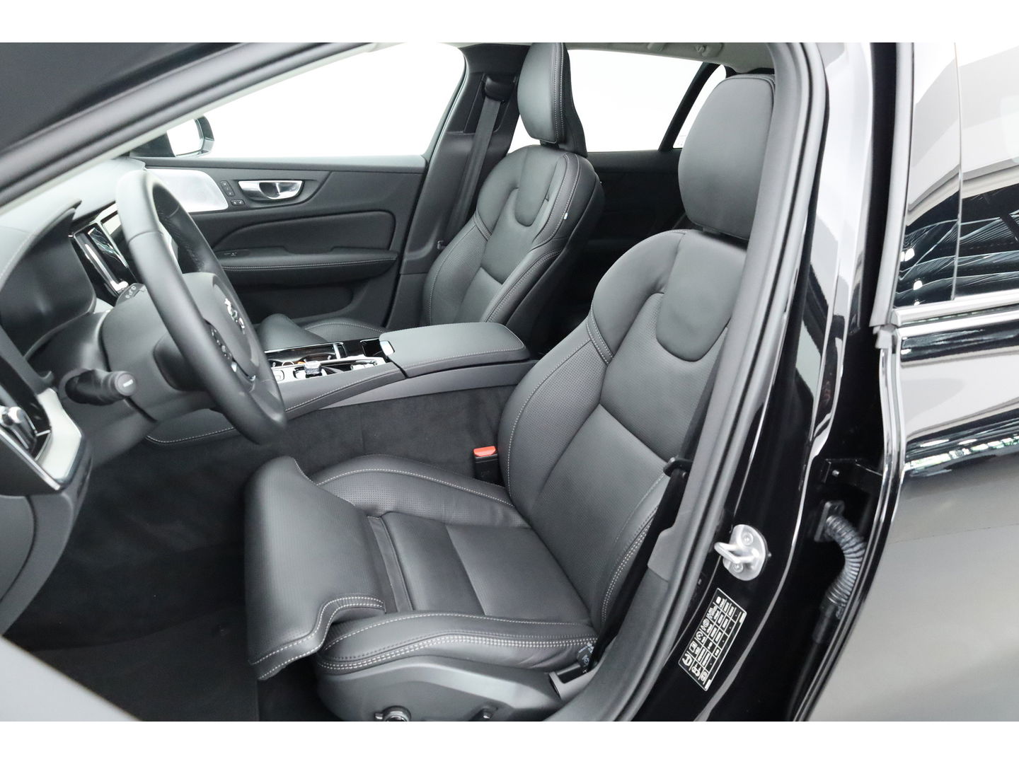 Volvo V60 T6 Recharge Ultra Dark | Pano | HUD | B&W | Stoelventi. | Massage | Memory seats | Elek. Trekhaak | 360cam