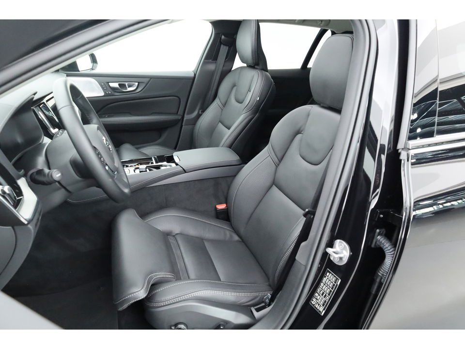 Volvo V60 T6 Recharge Ultra Dark | Pano | HUD | B&W | Stoelventi. | Massage | Memory seats | Elek. Trekhaak | 360cam