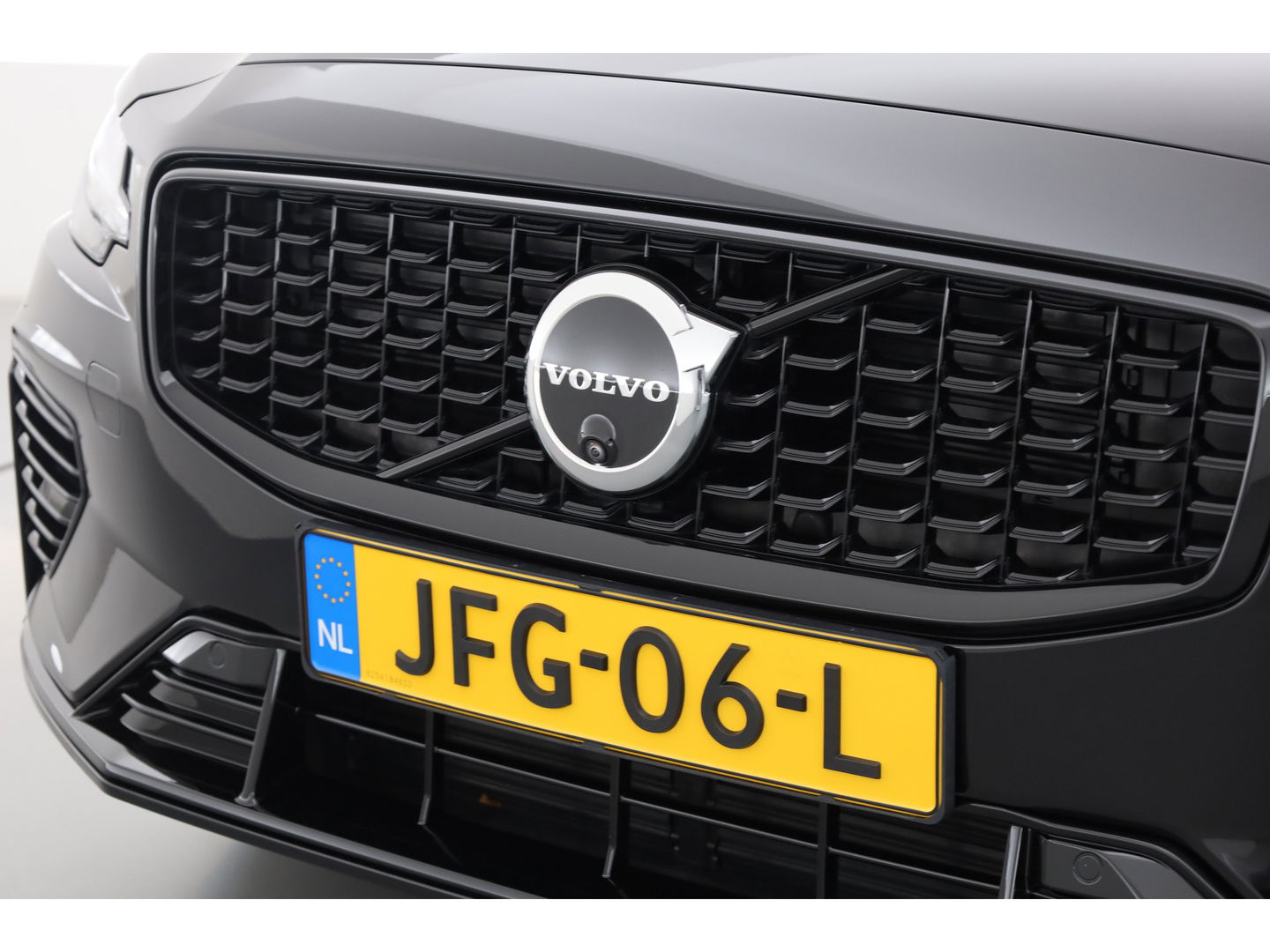 Volvo V60 T6 Recharge Ultra Dark | Pano | HUD | B&W | Stoelventi. | Massage | Memory seats | Elek. Trekhaak | 360cam