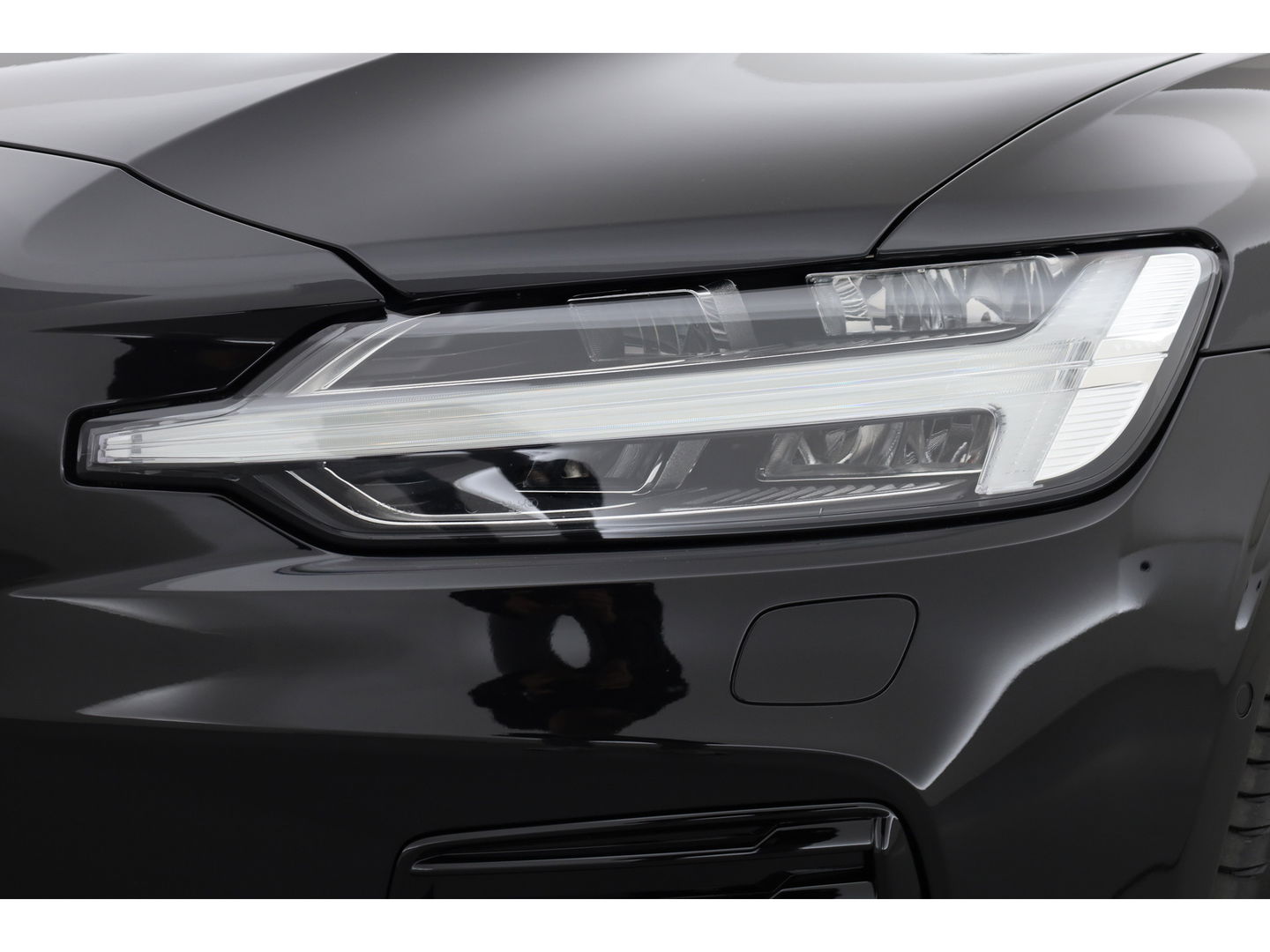 Volvo V60 T6 Recharge Ultra Dark | Pano | HUD | B&W | Stoelventi. | Massage | Memory seats | Elek. Trekhaak | 360cam
