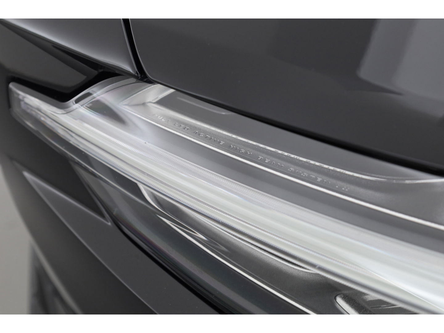 Volvo V60 T6 Recharge Ultra Dark | Pano | HUD | B&W | Stoelventi. | Massage | Memory seats | Elek. Trekhaak | 360cam