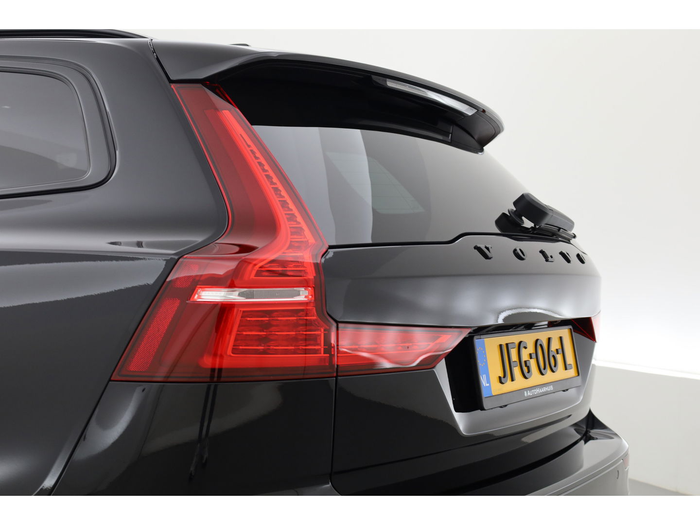 Volvo V60 T6 Recharge Ultra Dark | Pano | HUD | B&W | Stoelventi. | Massage | Memory seats | Elek. Trekhaak | 360cam