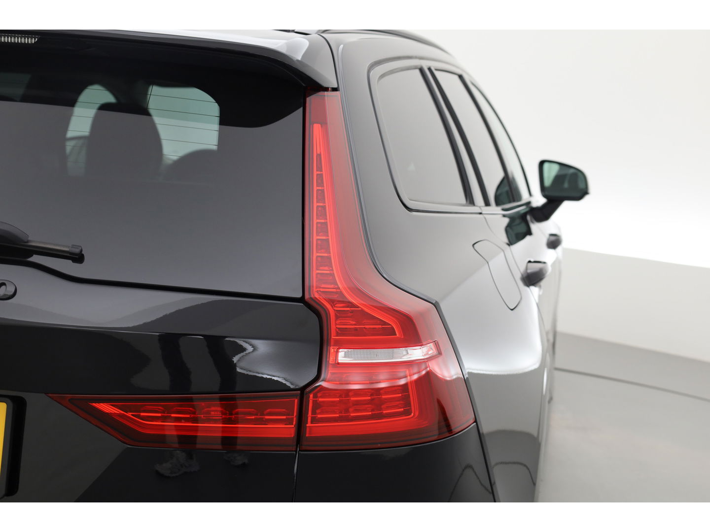 Volvo V60 T6 Recharge Ultra Dark | Pano | HUD | B&W | Stoelventi. | Massage | Memory seats | Elek. Trekhaak | 360cam