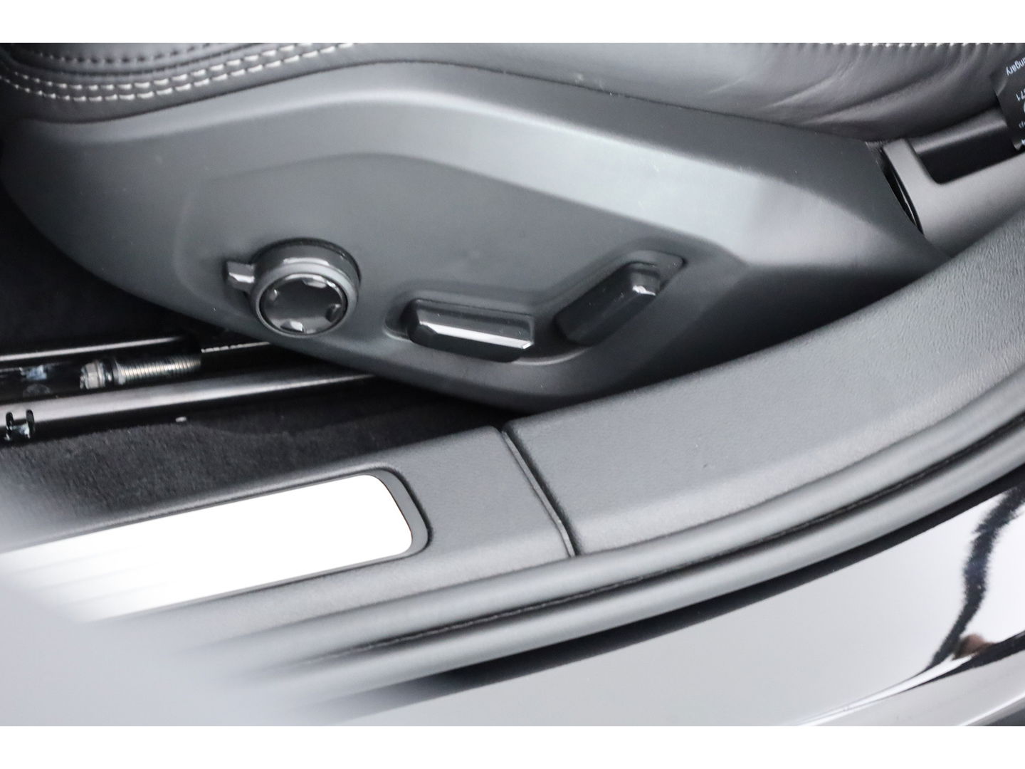 Volvo V60 T6 Recharge Ultra Dark | Pano | HUD | B&W | Stoelventi. | Massage | Memory seats | Elek. Trekhaak | 360cam