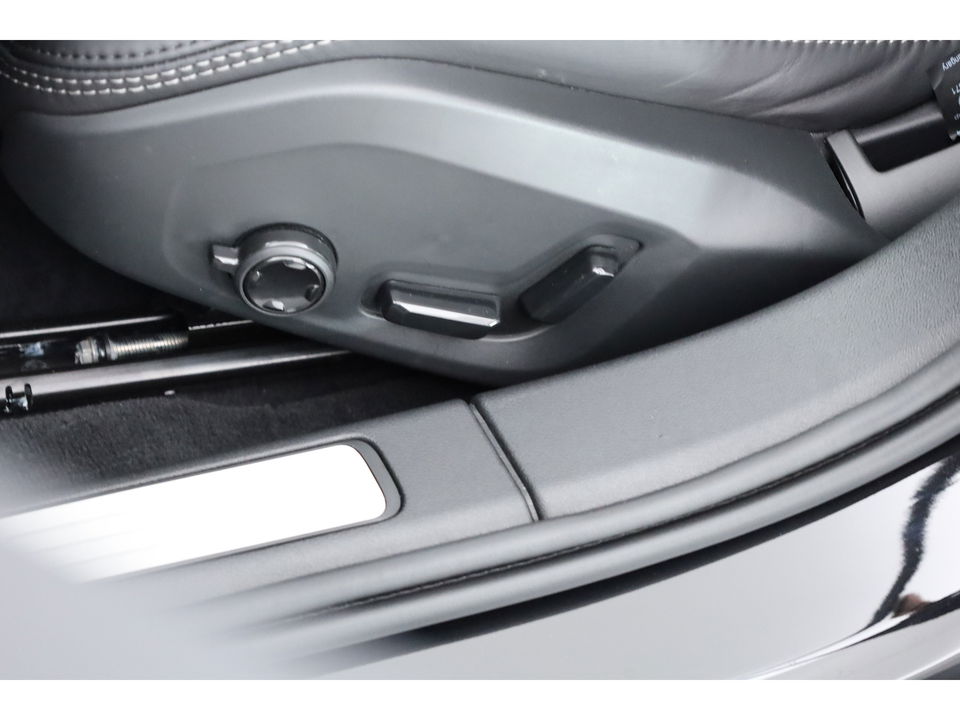 Volvo V60 T6 Recharge Ultra Dark | Pano | HUD | B&W | Stoelventi. | Massage | Memory seats | Elek. Trekhaak | 360cam
