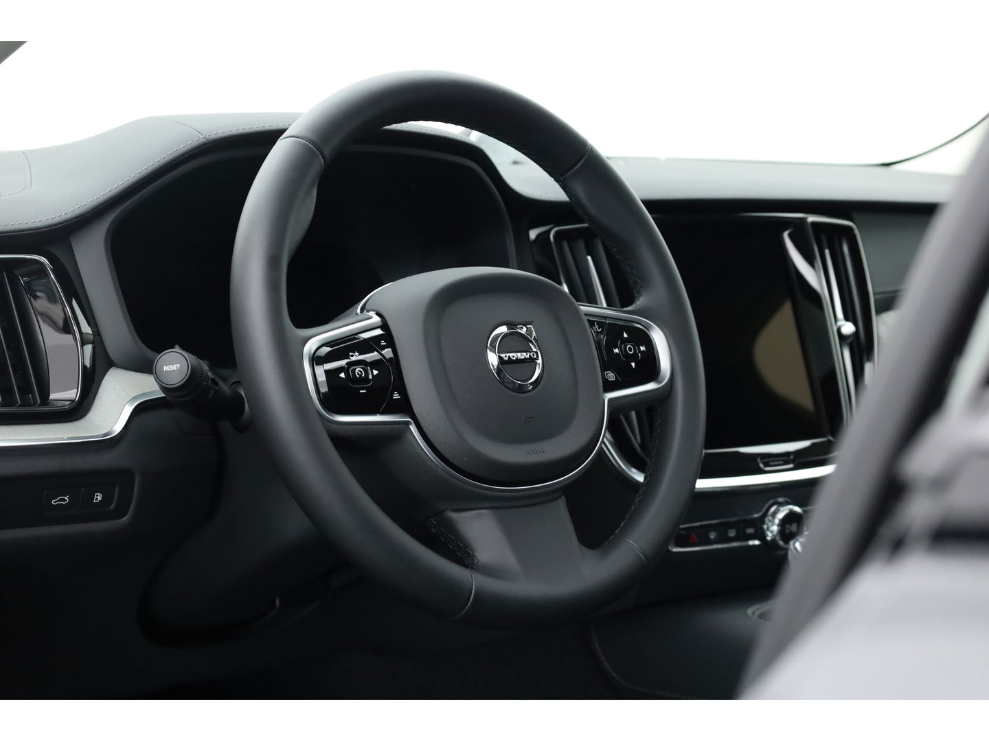 Volvo V60 T6 Recharge Ultra Dark | Pano | HUD | B&W | Stoelventi. | Massage | Memory seats | Elek. Trekhaak | 360cam