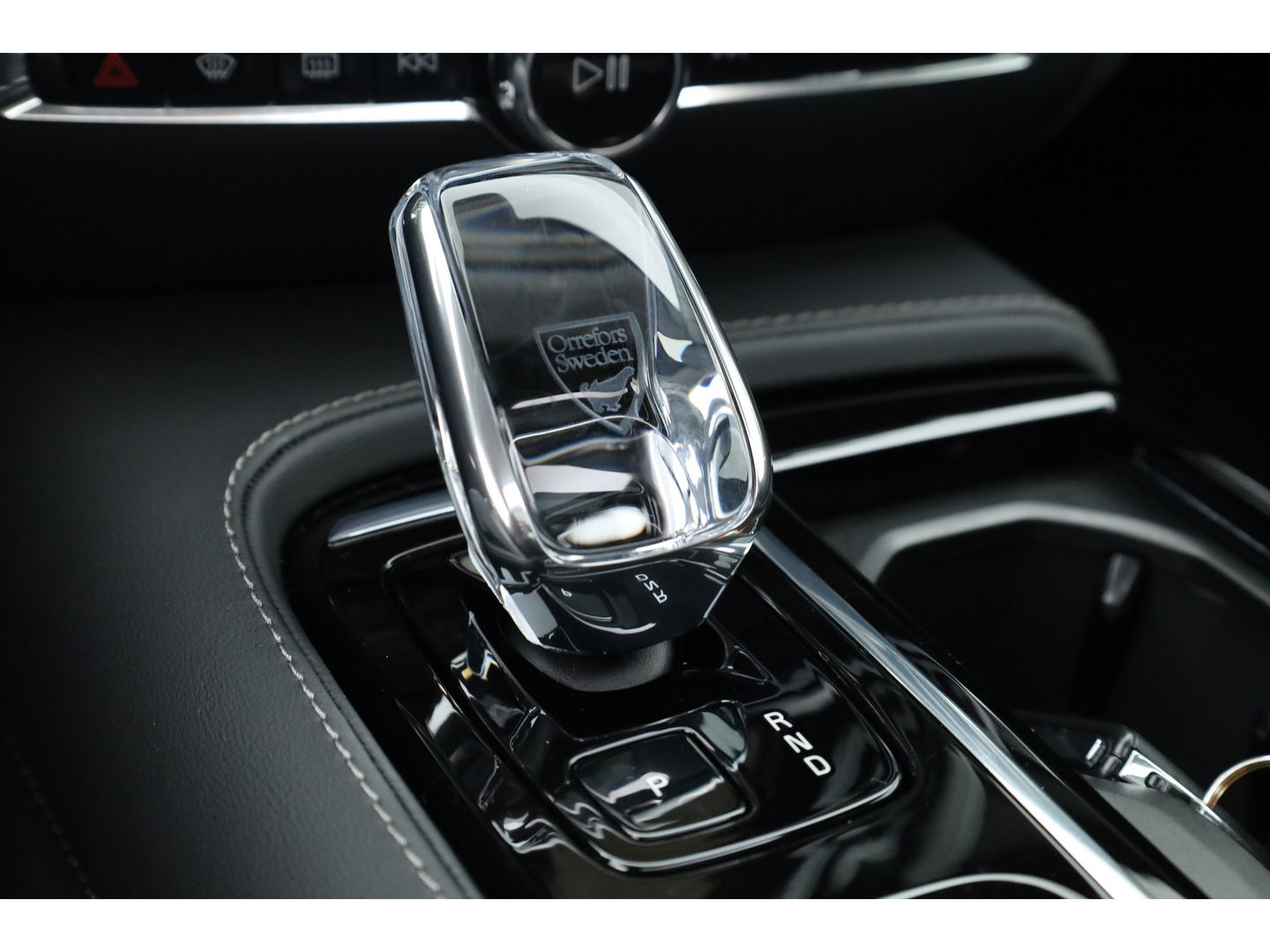 Volvo V60 T6 Recharge Ultra Dark | Pano | HUD | B&W | Stoelventi. | Massage | Memory seats | Elek. Trekhaak | 360cam