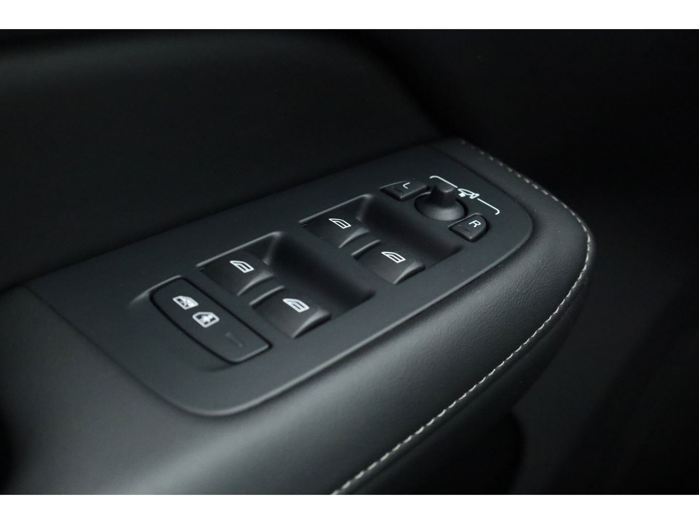 Volvo V60 T6 Recharge Ultra Dark | Pano | HUD | B&W | Stoelventi. | Massage | Memory seats | Elek. Trekhaak | 360cam
