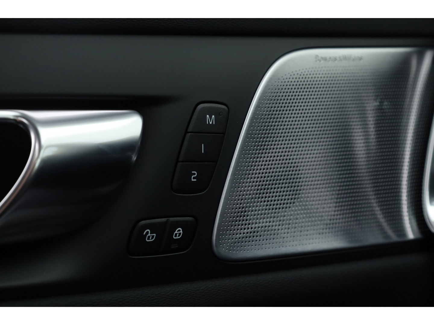 Volvo V60 T6 Recharge Ultra Dark | Pano | HUD | B&W | Stoelventi. | Massage | Memory seats | Elek. Trekhaak | 360cam