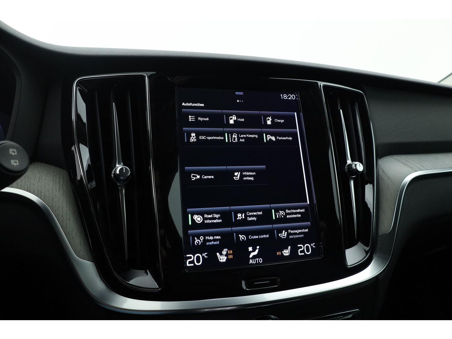 Volvo V60 2.0 T6 Recharge AWD Inscription | Long range | Harman Kardon | Elek. Trekhaak | Memory seats | Camera | Pilot Assist
