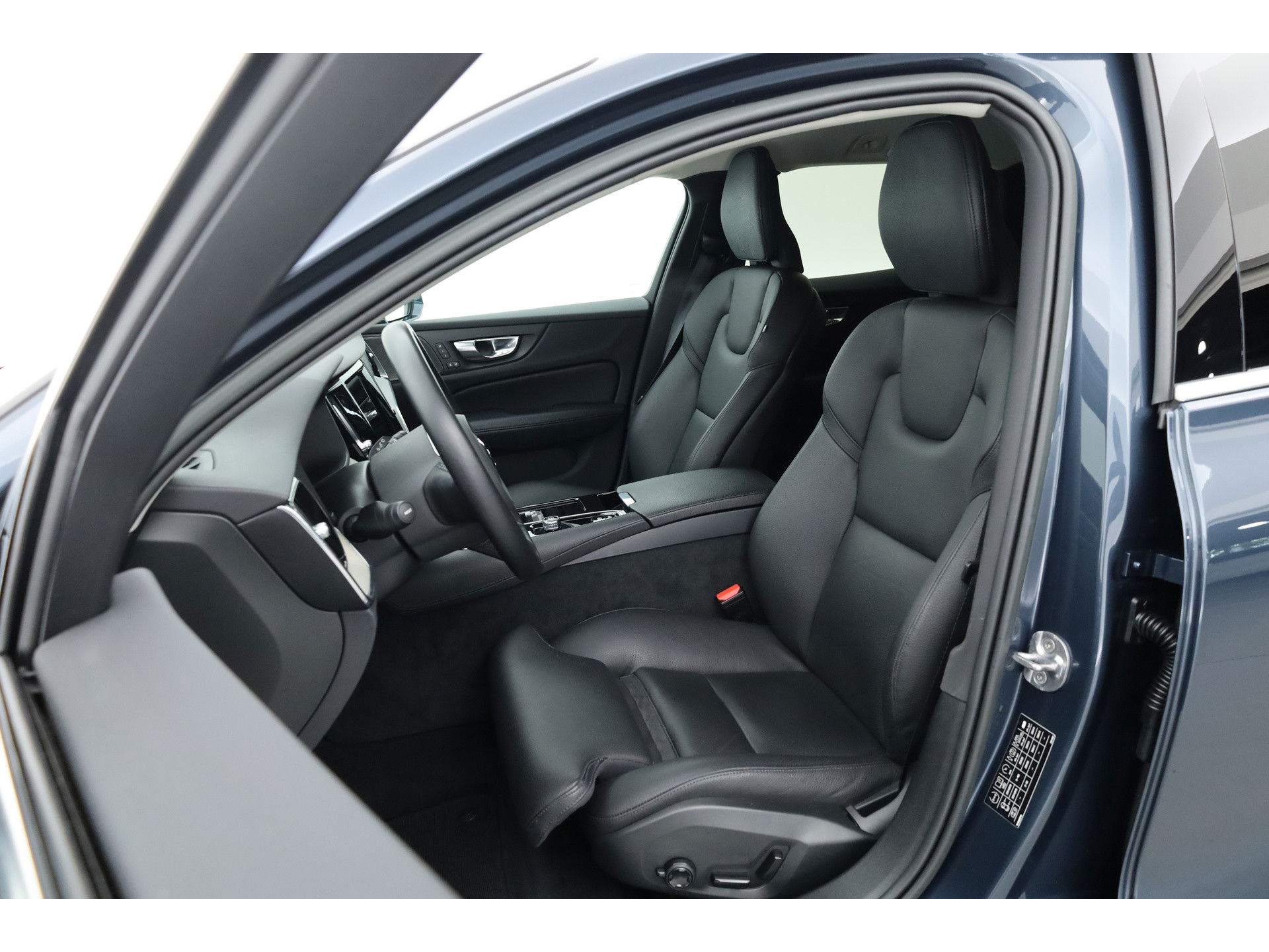 Volvo V60 2.0 T6 Recharge AWD Inscription | Long range | Harman Kardon | Elek. Trekhaak | Memory seats | Camera | Pilot Assist