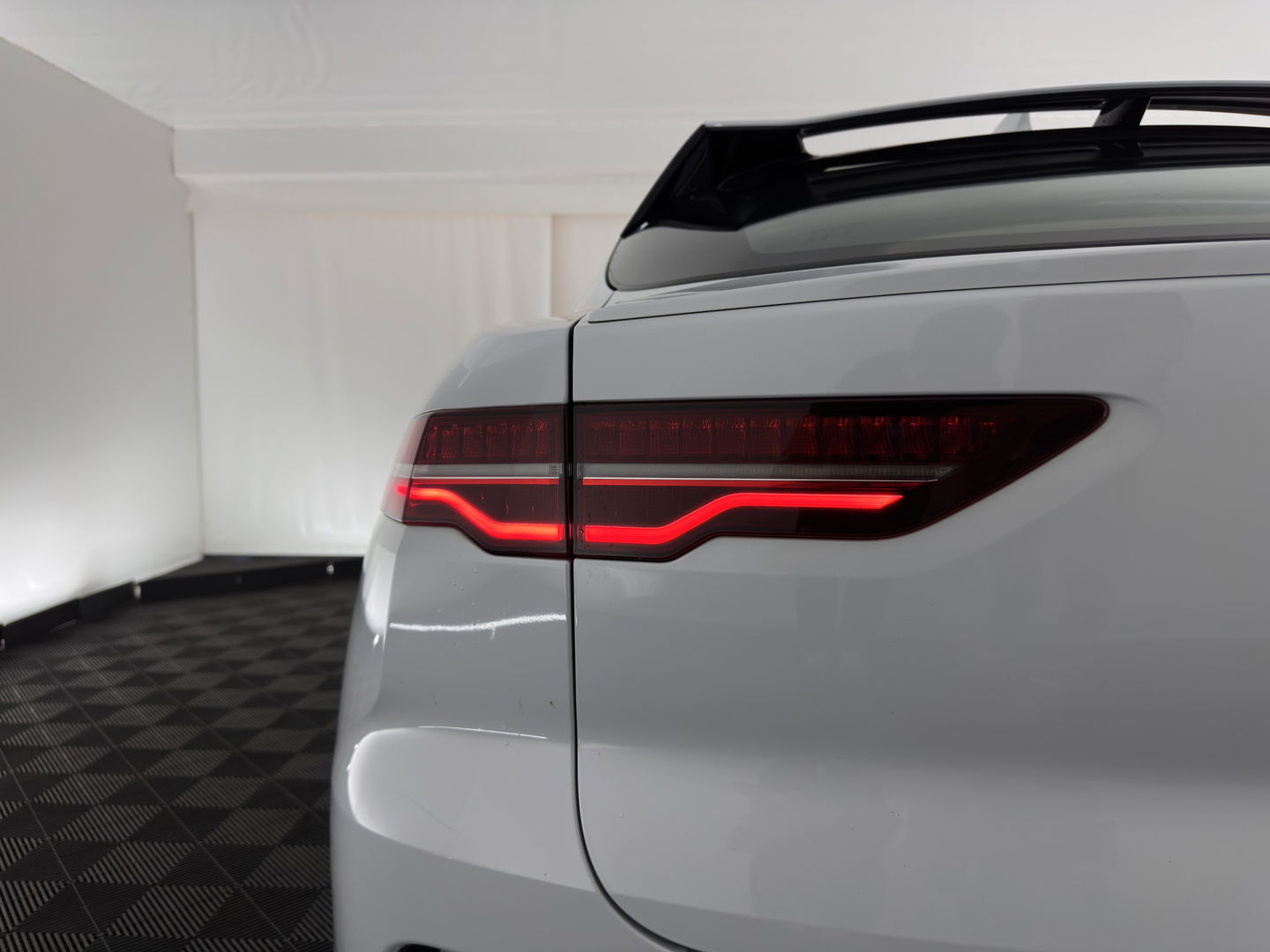 Jaguar I-PACE EV400 HSE 90 kWh {SOH-87%} Aut. *PANO | LUXURY-LEATHER | FULL-LED | MEMORY-PACK | MERIDIAN-AUDIO | DIGI-COCKPIT | KEYLESS | NAVI-FULLMAP | ECC | HEATED-COMFORTSEATS | PDC | HEAD-UP | CAMERA | CRUISE | LANE-ASSIST | 20'