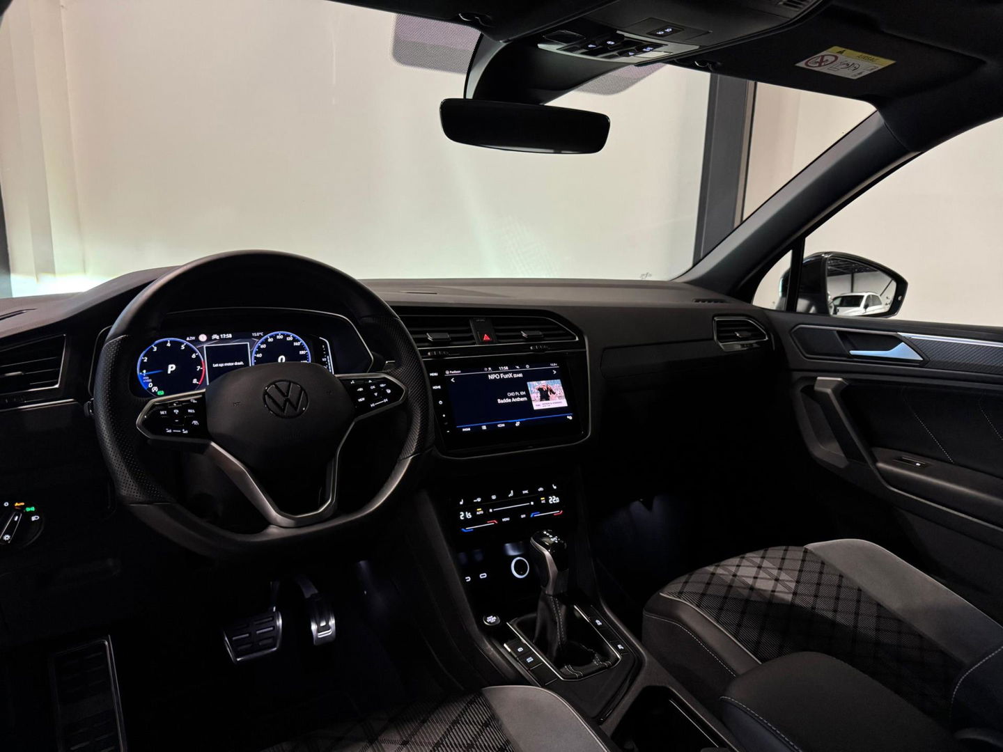 Volkswagen Tiguan 1.5 TSI R-Line PANO KEYLESS VOL'