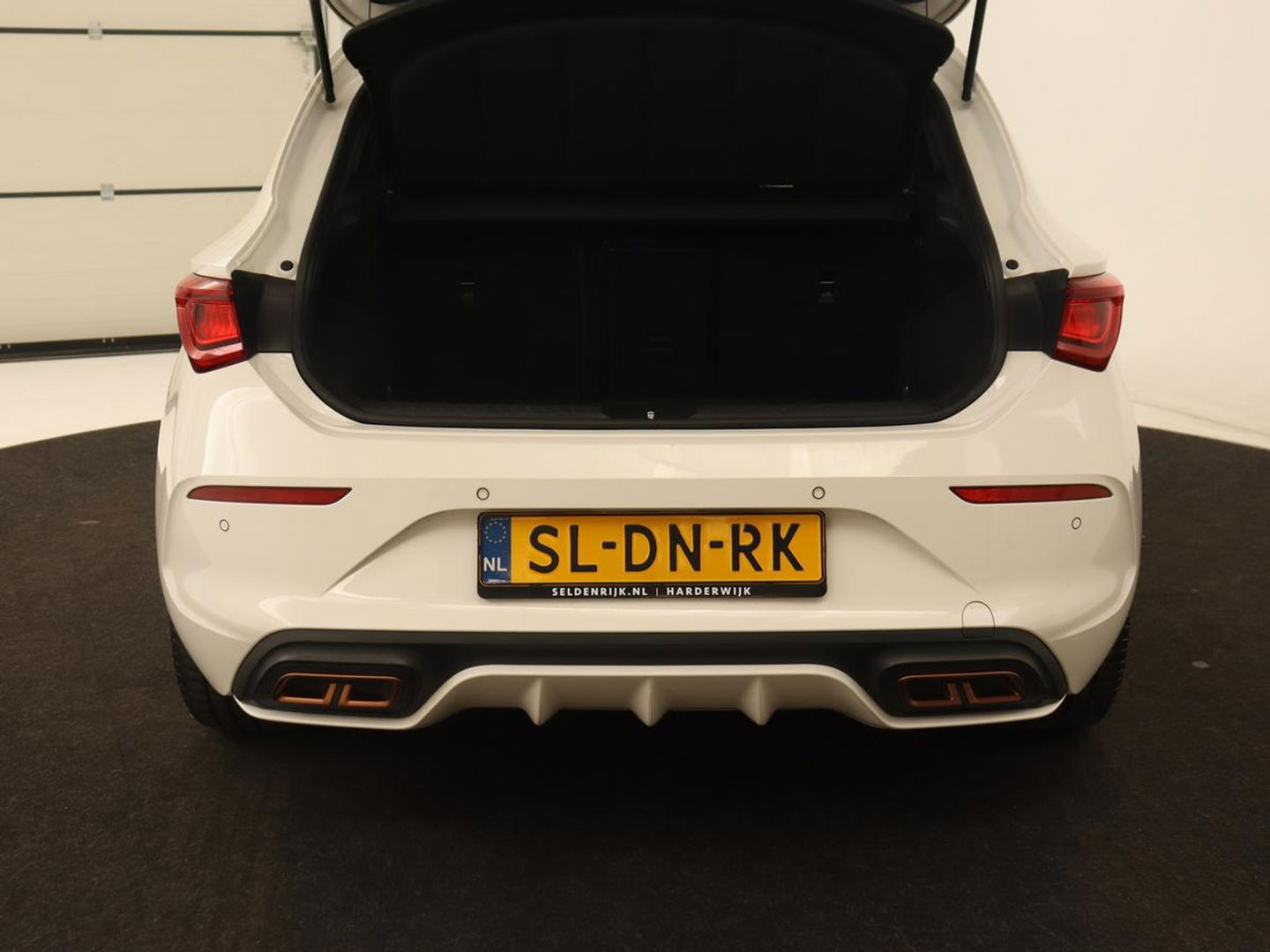 CUPRA Leon 1.4 eHybrid VZ | 245pk | Carplay | Navigatie | Sfeerverlichting | Keyless | Sportstoelen | Digital Cockpit | Parkeerhulp | PHEV | Plug In