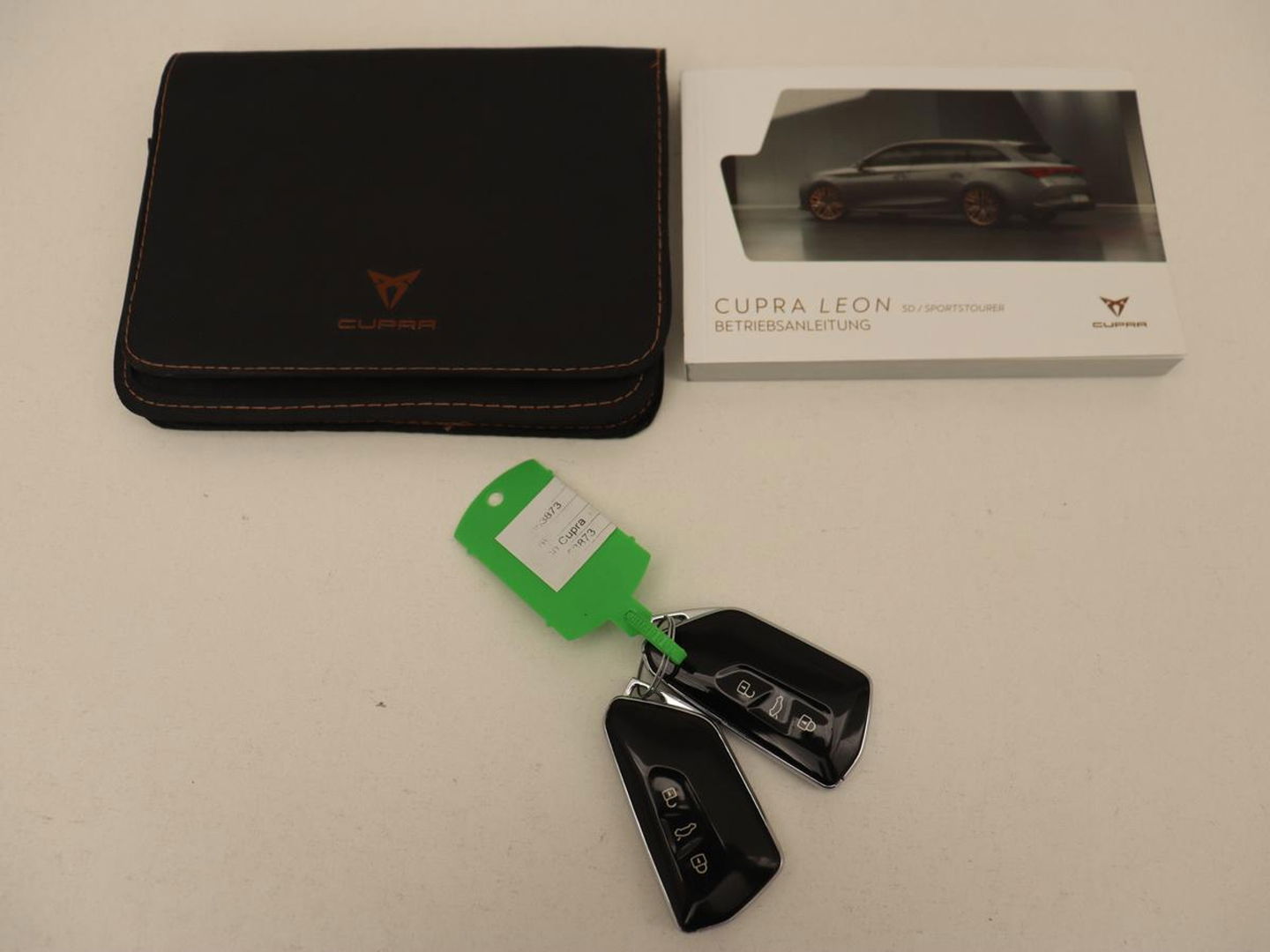 CUPRA Leon 1.4 eHybrid VZ | 245pk | Carplay | Navigatie | Sfeerverlichting | Keyless | Sportstoelen | Digital Cockpit | Parkeerhulp | PHEV | Plug In