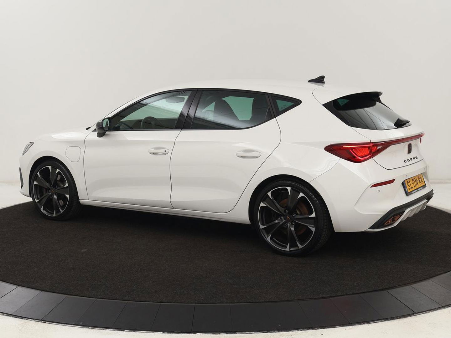 CUPRA Leon 1.4 eHybrid VZ | 245pk | Carplay | Navigatie | Sfeerverlichting | Keyless | Sportstoelen | Digital Cockpit | Parkeerhulp | PHEV | Plug In