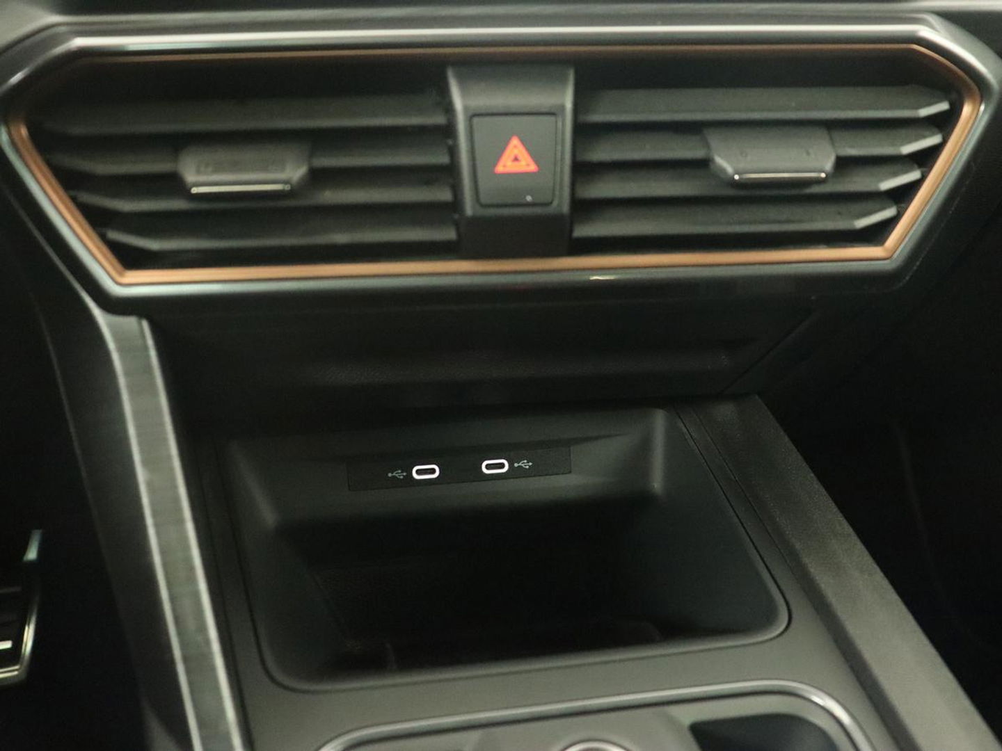 CUPRA Leon 1.4 eHybrid VZ | 245pk | Carplay | Navigatie | Sfeerverlichting | Keyless | Sportstoelen | Digital Cockpit | Parkeerhulp | PHEV | Plug In