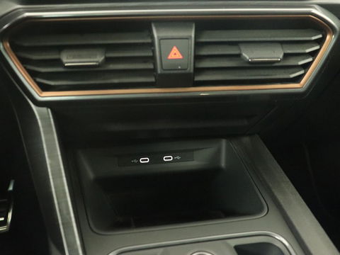 CUPRA Leon 1.4 eHybrid VZ | 245pk | Carplay | Navigatie | Sfeerverlichting | Keyless | Sportstoelen | Digital Cockpit | Parkeerhulp | PHEV | Plug In