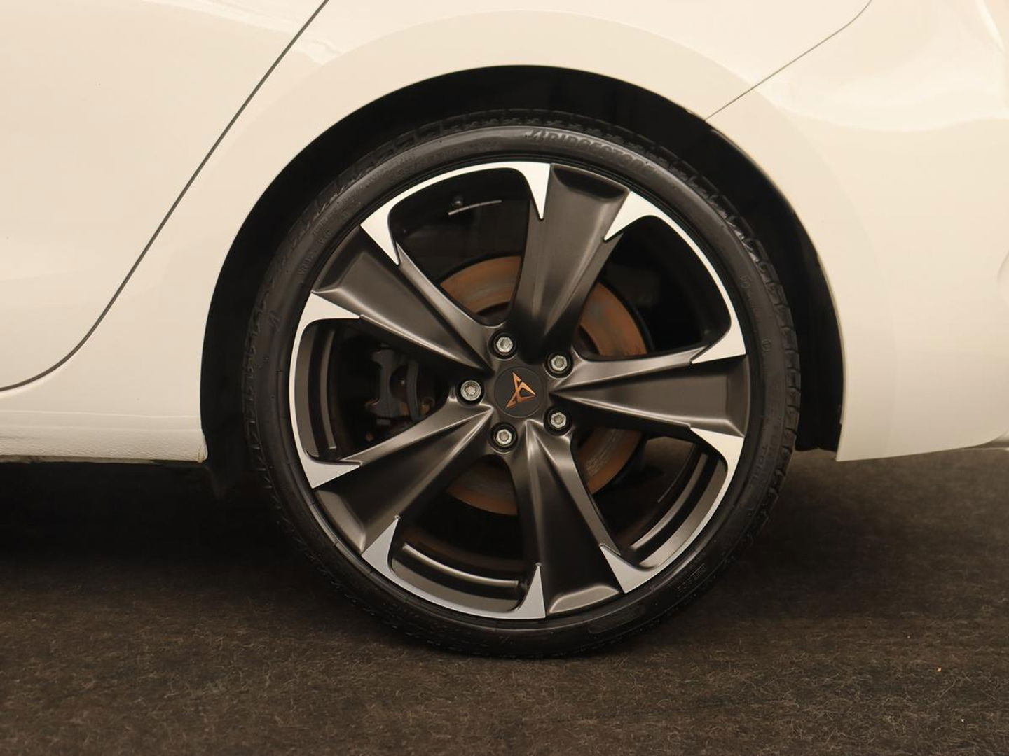 CUPRA Leon 1.4 eHybrid VZ | 245pk | Carplay | Navigatie | Sfeerverlichting | Keyless | Sportstoelen | Digital Cockpit | Parkeerhulp | PHEV | Plug In
