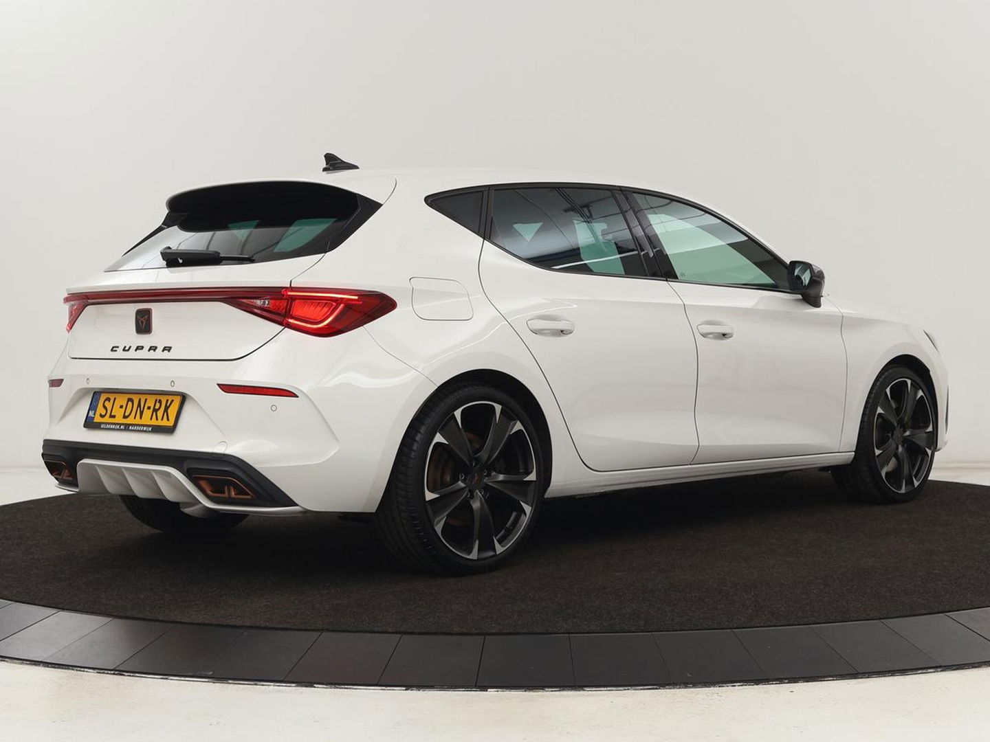 CUPRA Leon 1.4 eHybrid VZ | 245pk | Carplay | Navigatie | Sfeerverlichting | Keyless | Sportstoelen | Digital Cockpit | Parkeerhulp | PHEV | Plug In