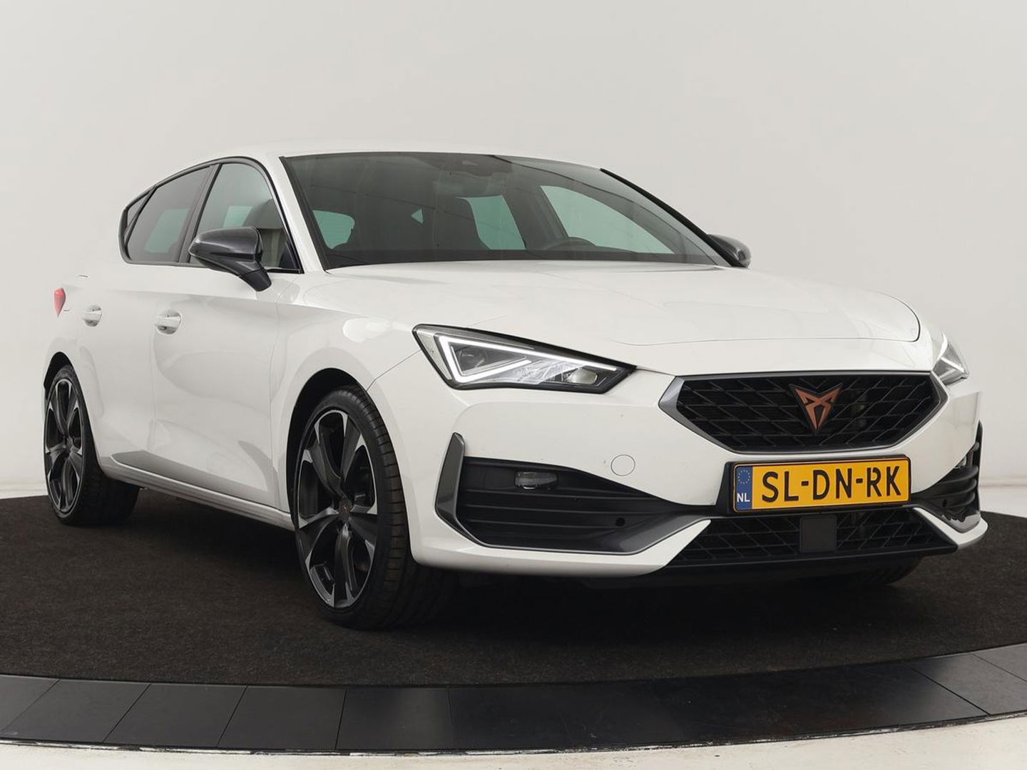 CUPRA Leon 1.4 eHybrid VZ | 245pk | Carplay | Navigatie | Sfeerverlichting | Keyless | Sportstoelen | Digital Cockpit | Parkeerhulp | PHEV | Plug In