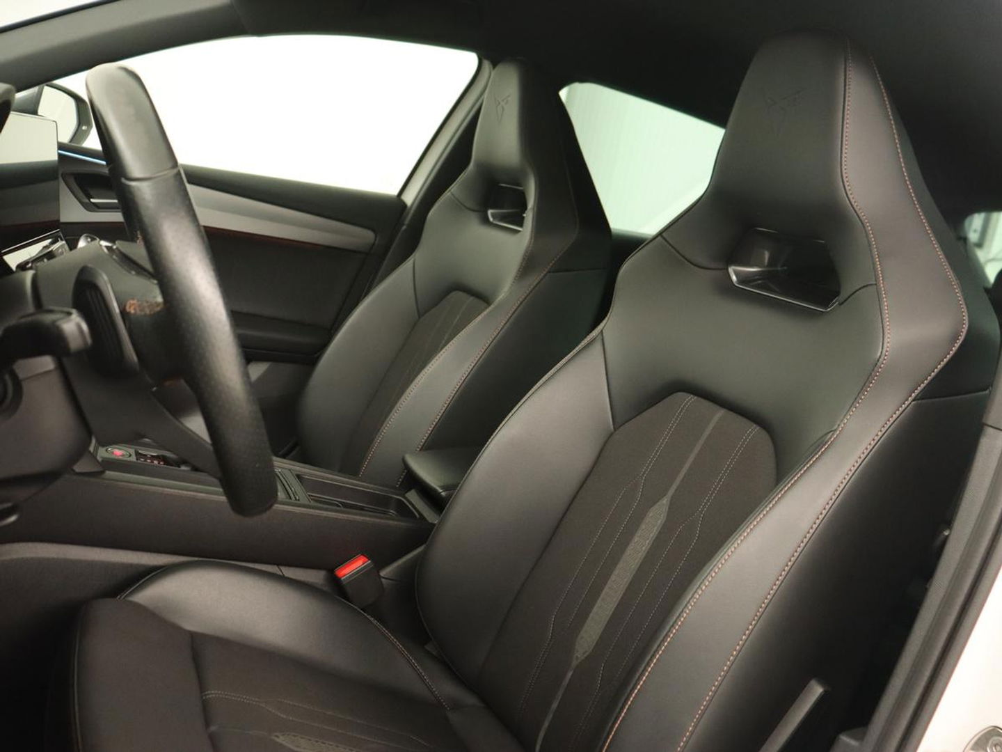CUPRA Leon 1.4 eHybrid VZ | 245pk | Carplay | Navigatie | Sfeerverlichting | Keyless | Sportstoelen | Digital Cockpit | Parkeerhulp | PHEV | Plug In